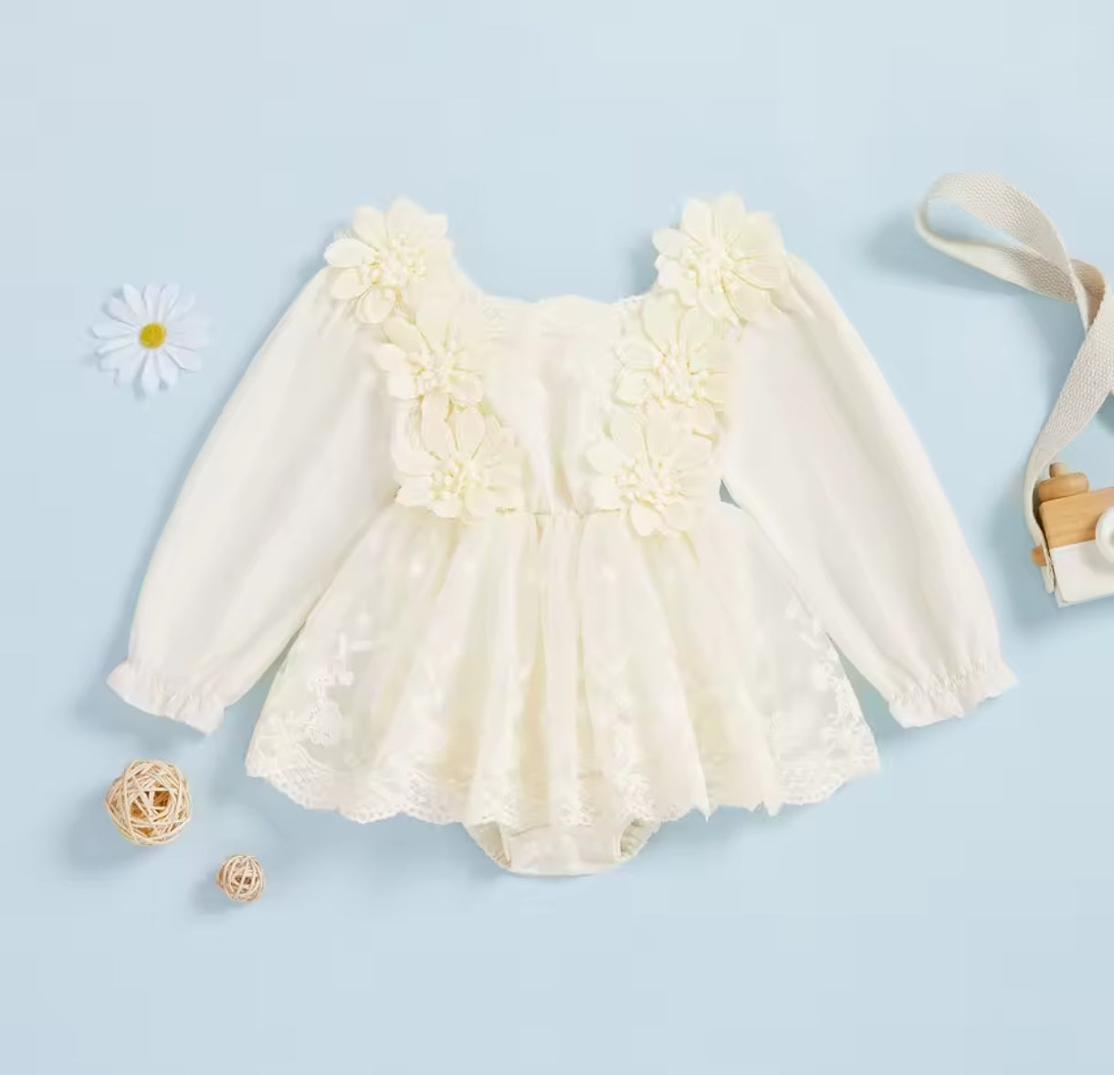 Body vestido de mangas largas con detalles en flores