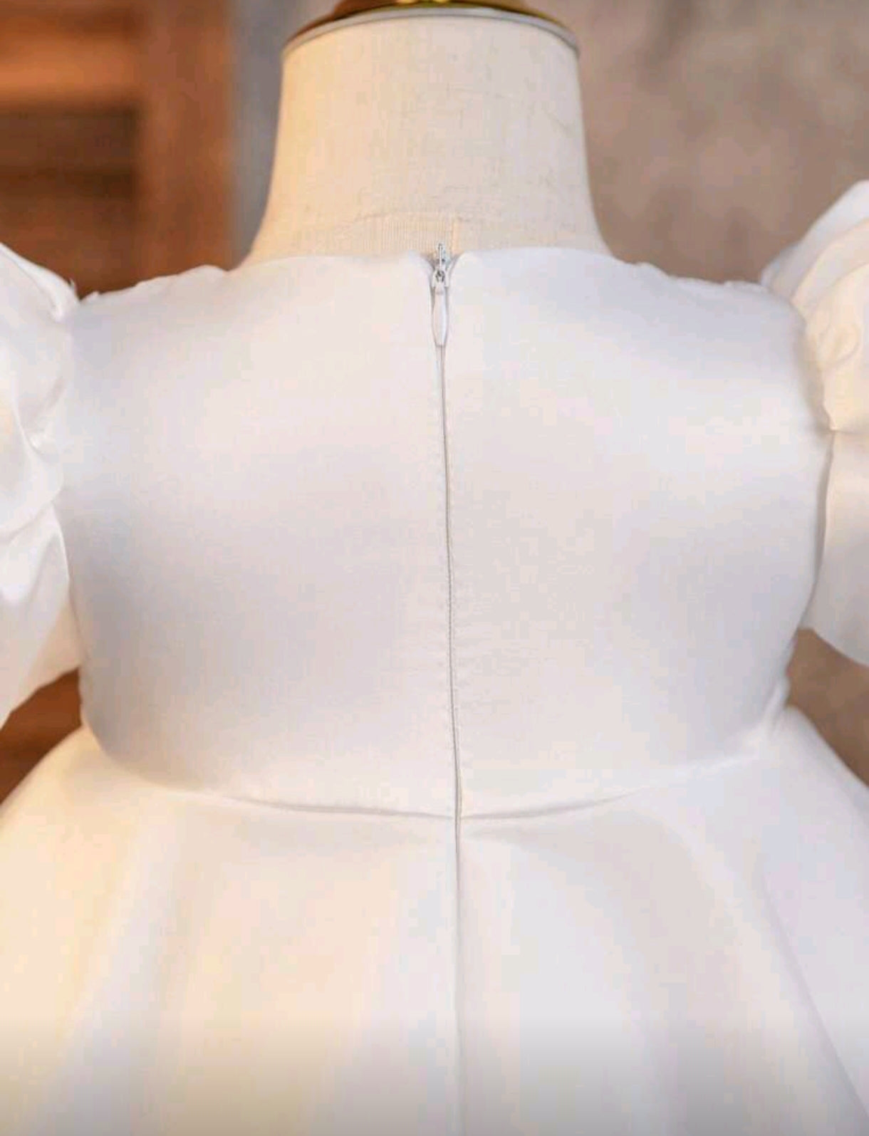 Vestido blanco bebe con mangas abullonadas y renda