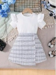 Blusa con detalles en las mangas + falda asimétrica