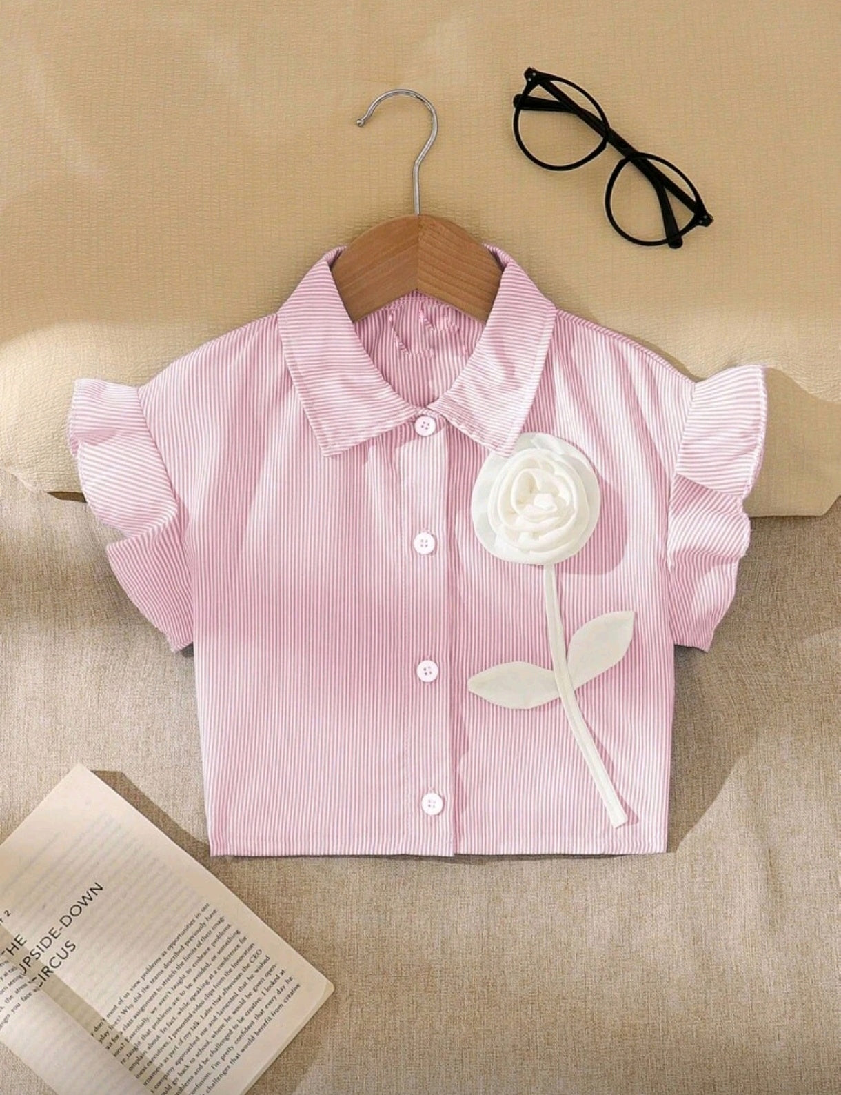 Camisa con detelles en flor