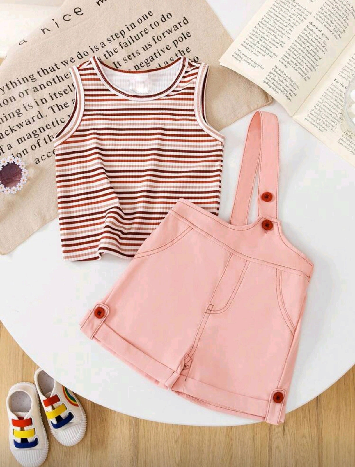 Blusa sin a rayas + shor con tirantes