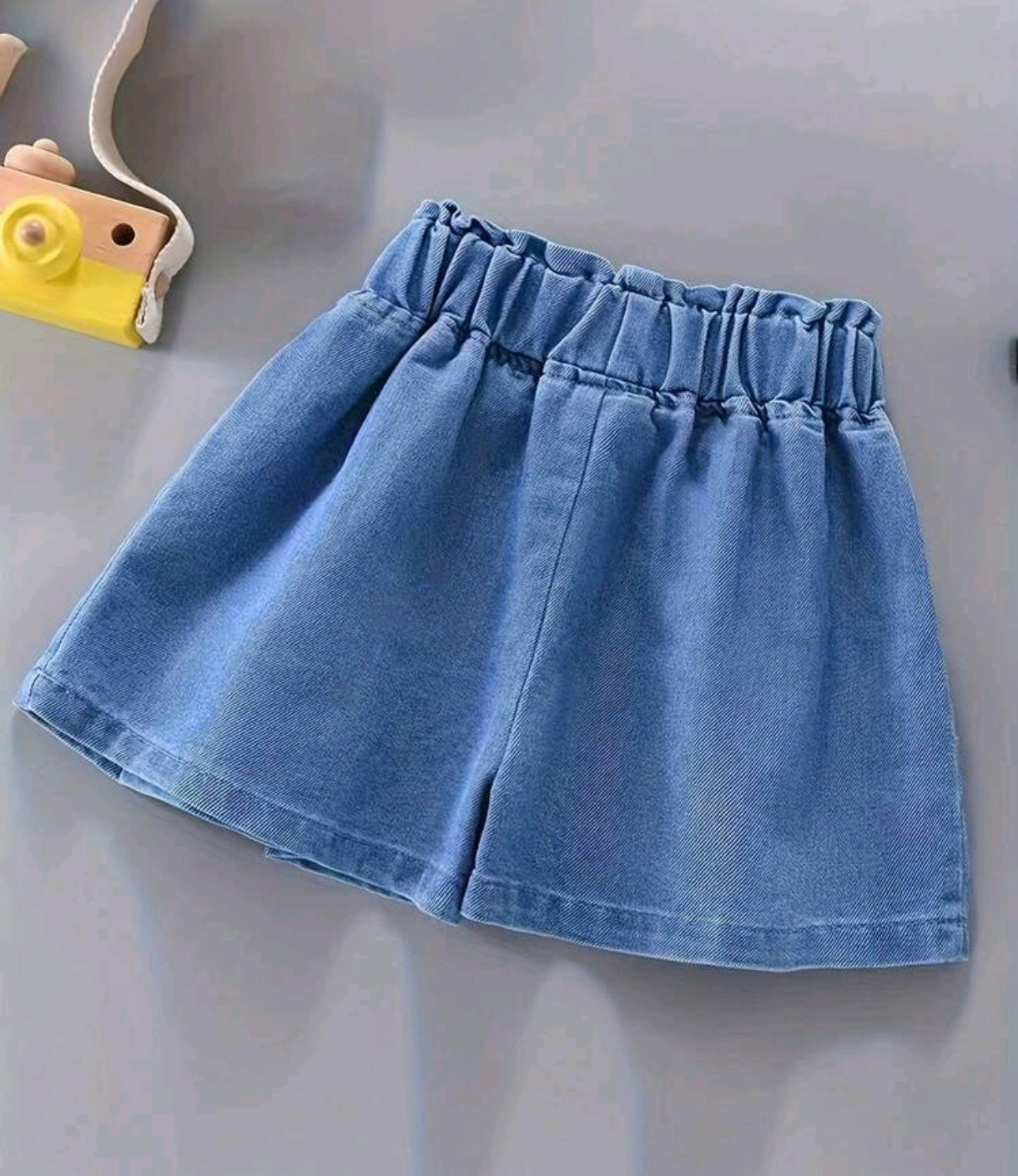 Short de Jeans olgado plisado y detalles en peelitas