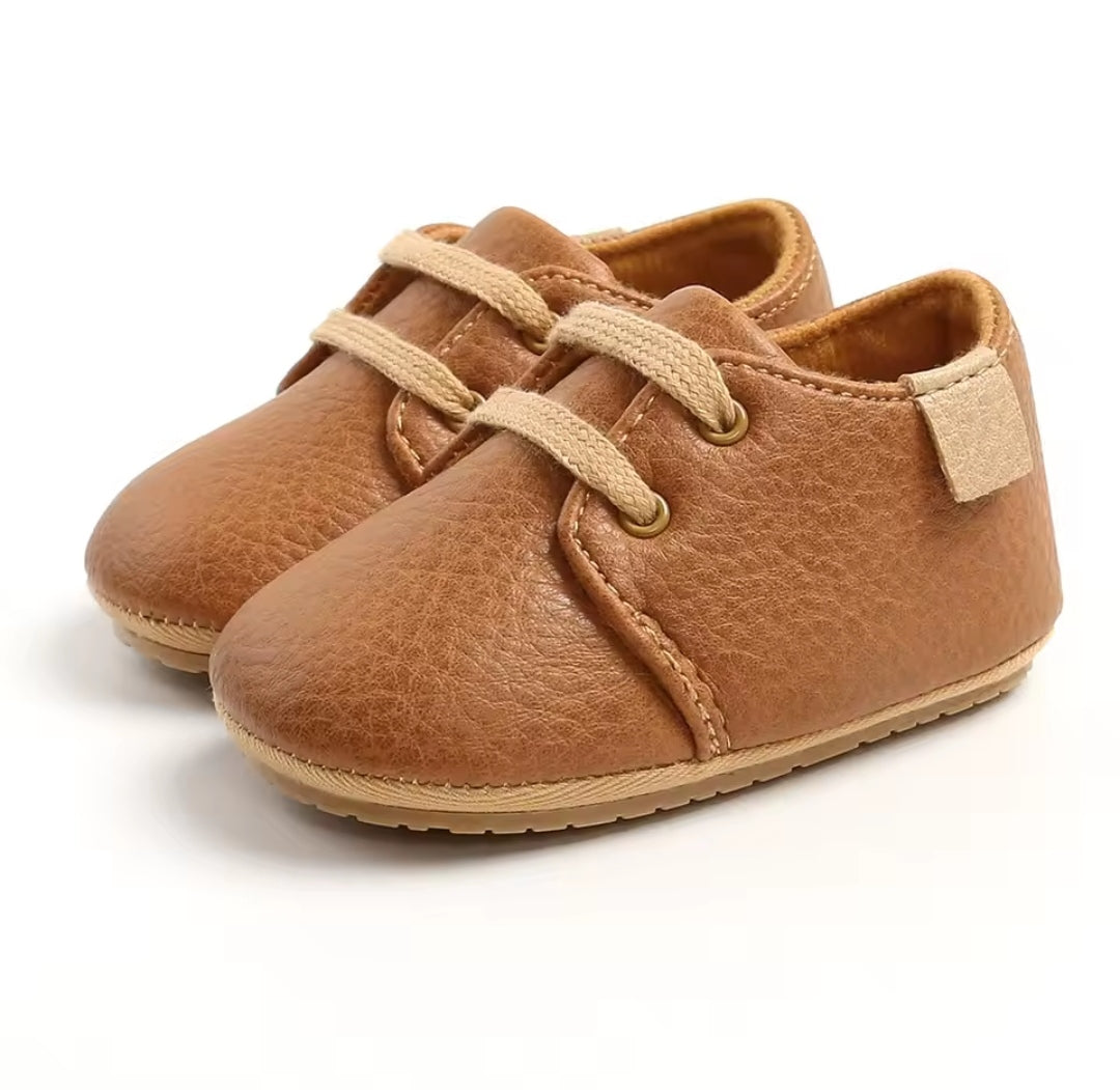 Acc. Zapato bebé de cuero con suelo engomada