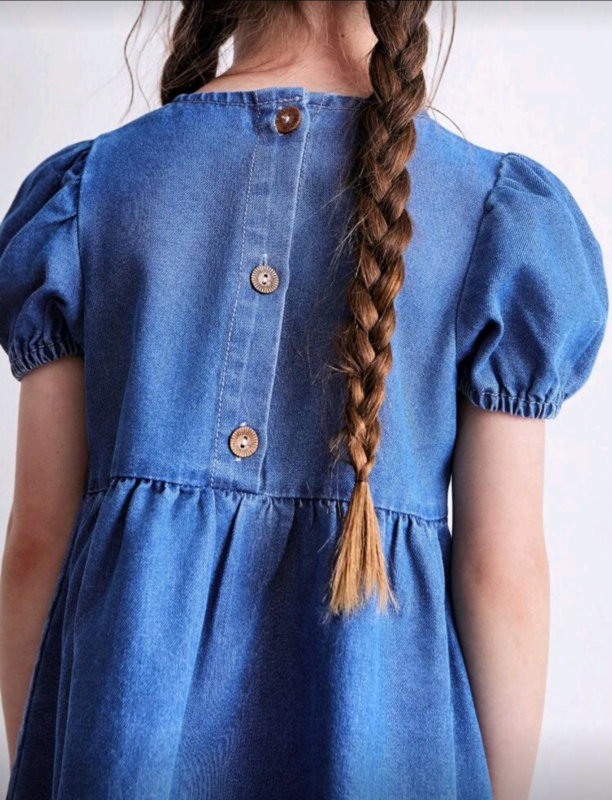 Vestido de jeans con mangas y bordados