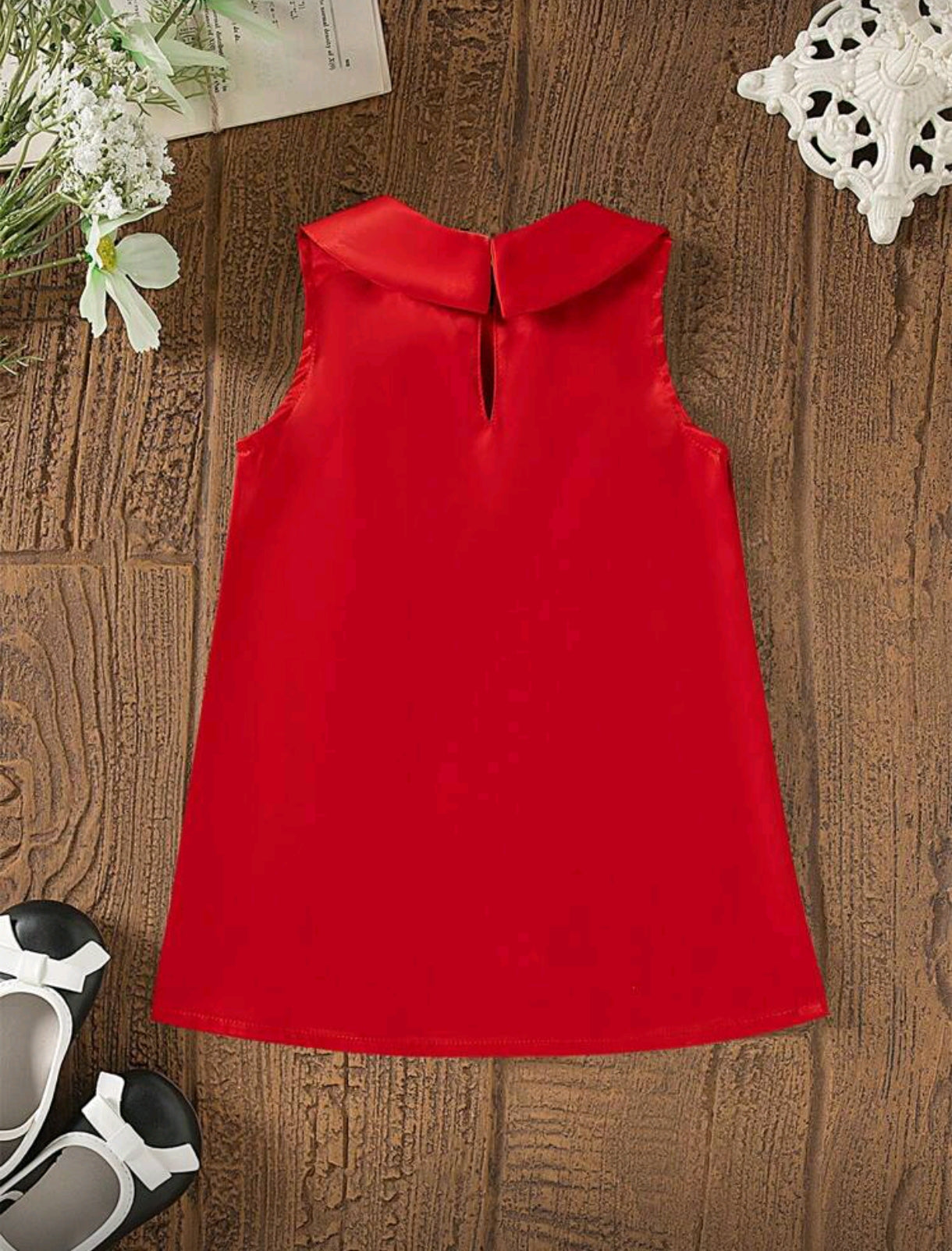 Vestido elegante sin mangas con detalles en moños