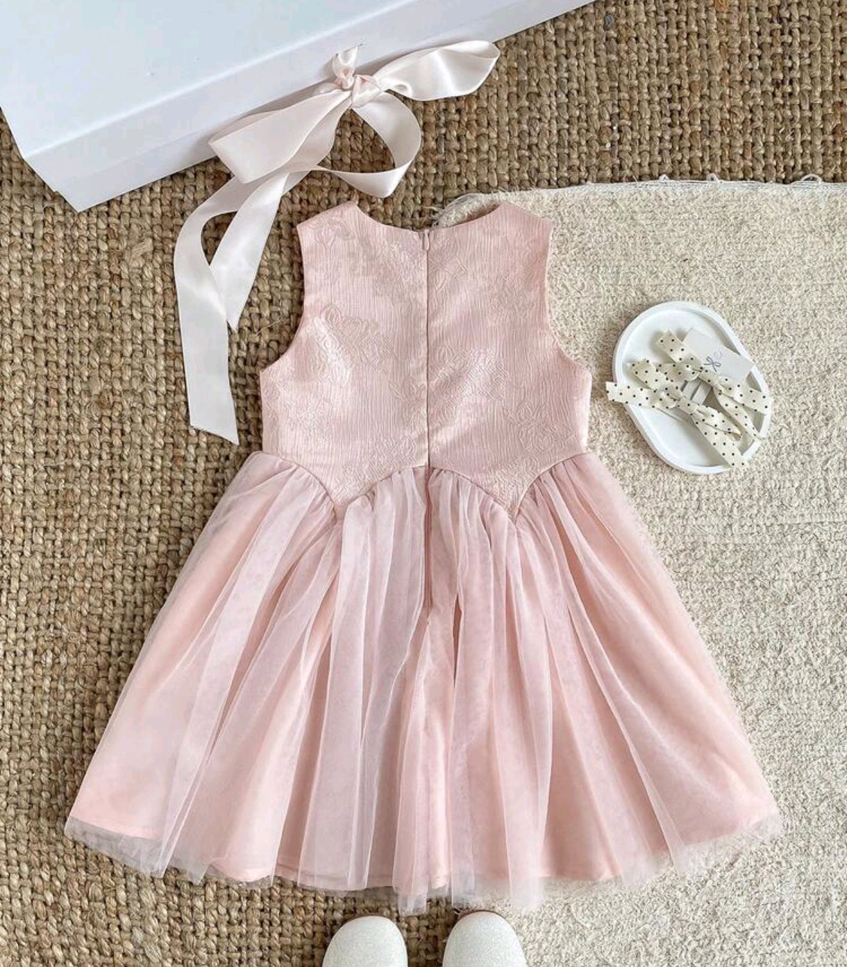 Vestido sinnagas con tul