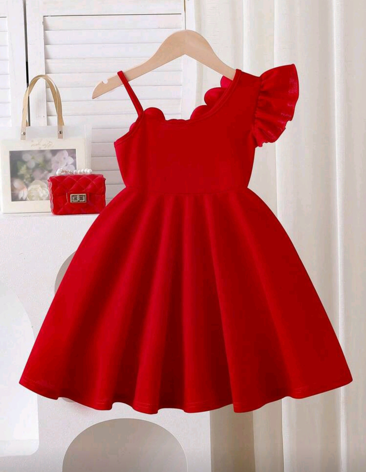 Vestido con mangas asimétrica y detalles en flores 3D