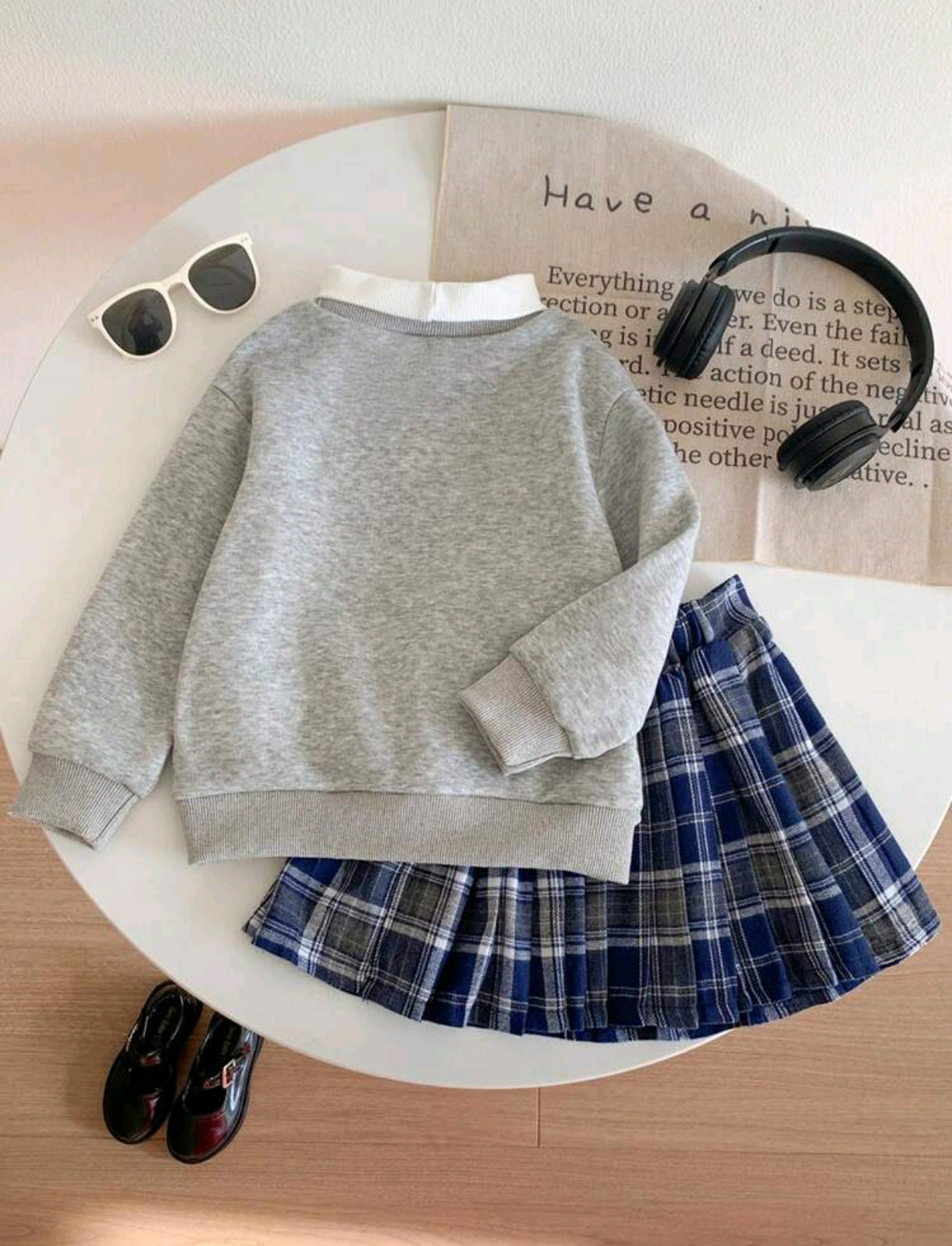 Mangas largas con cuello + falda plisada