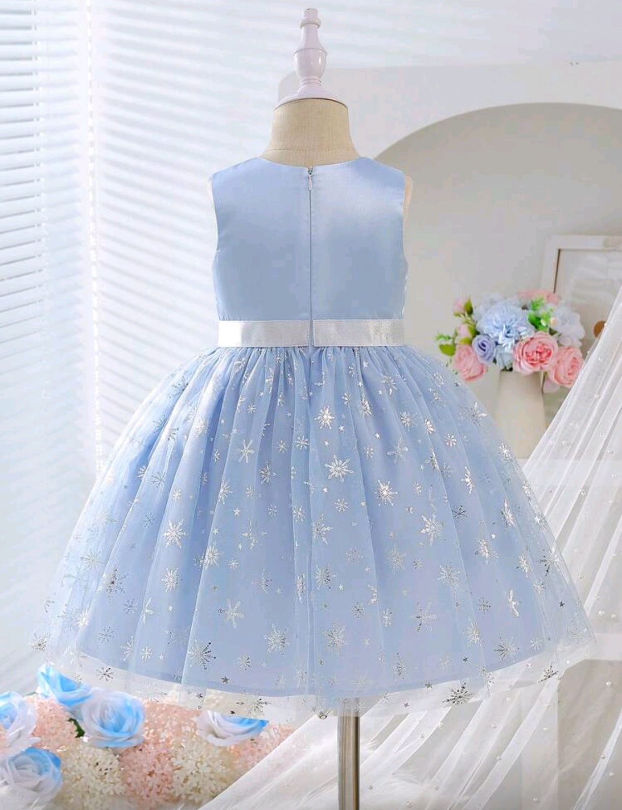 Vestido elegante sin mangas con detelles de copos de nieves