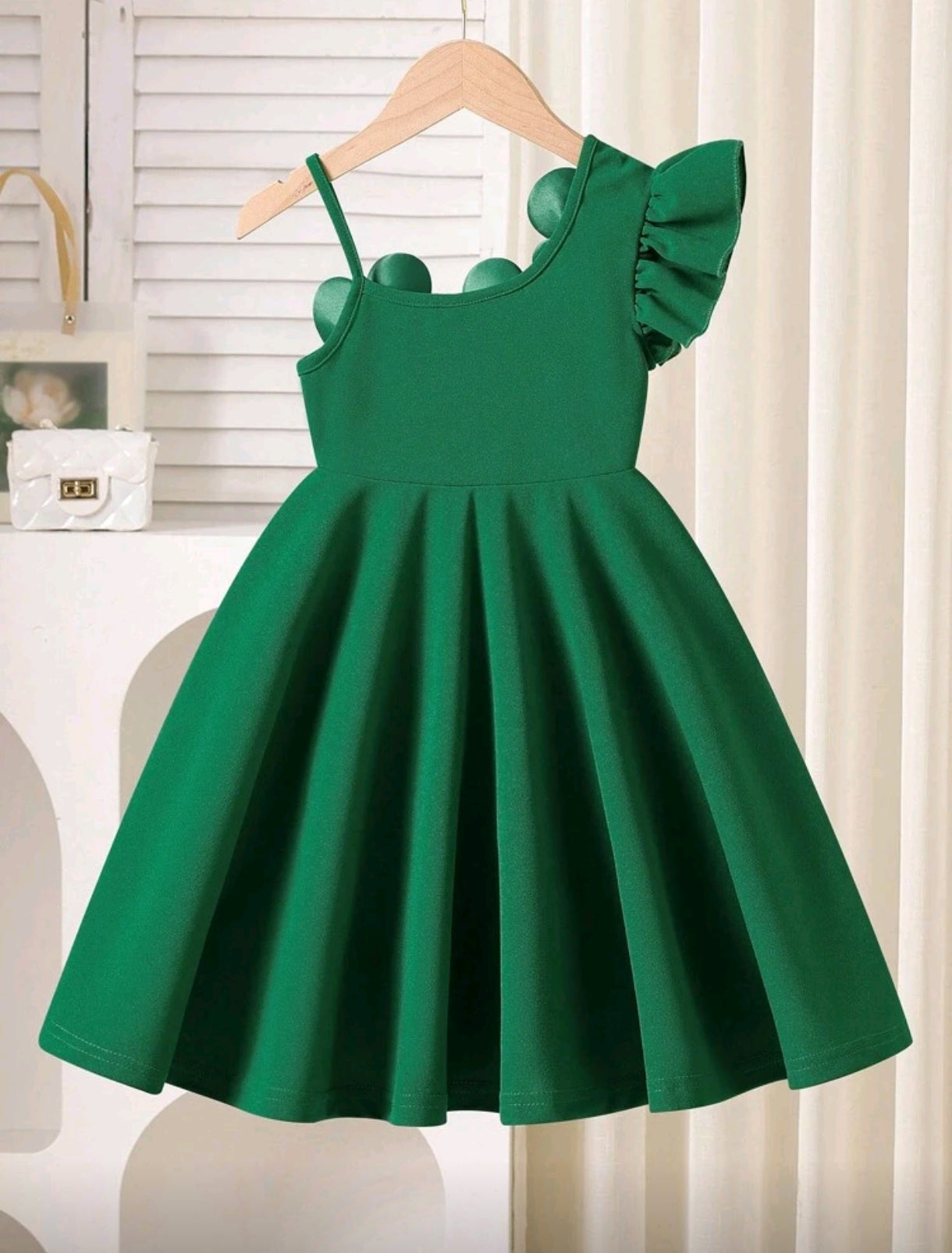 Vestido de mangas asimetrica con flores