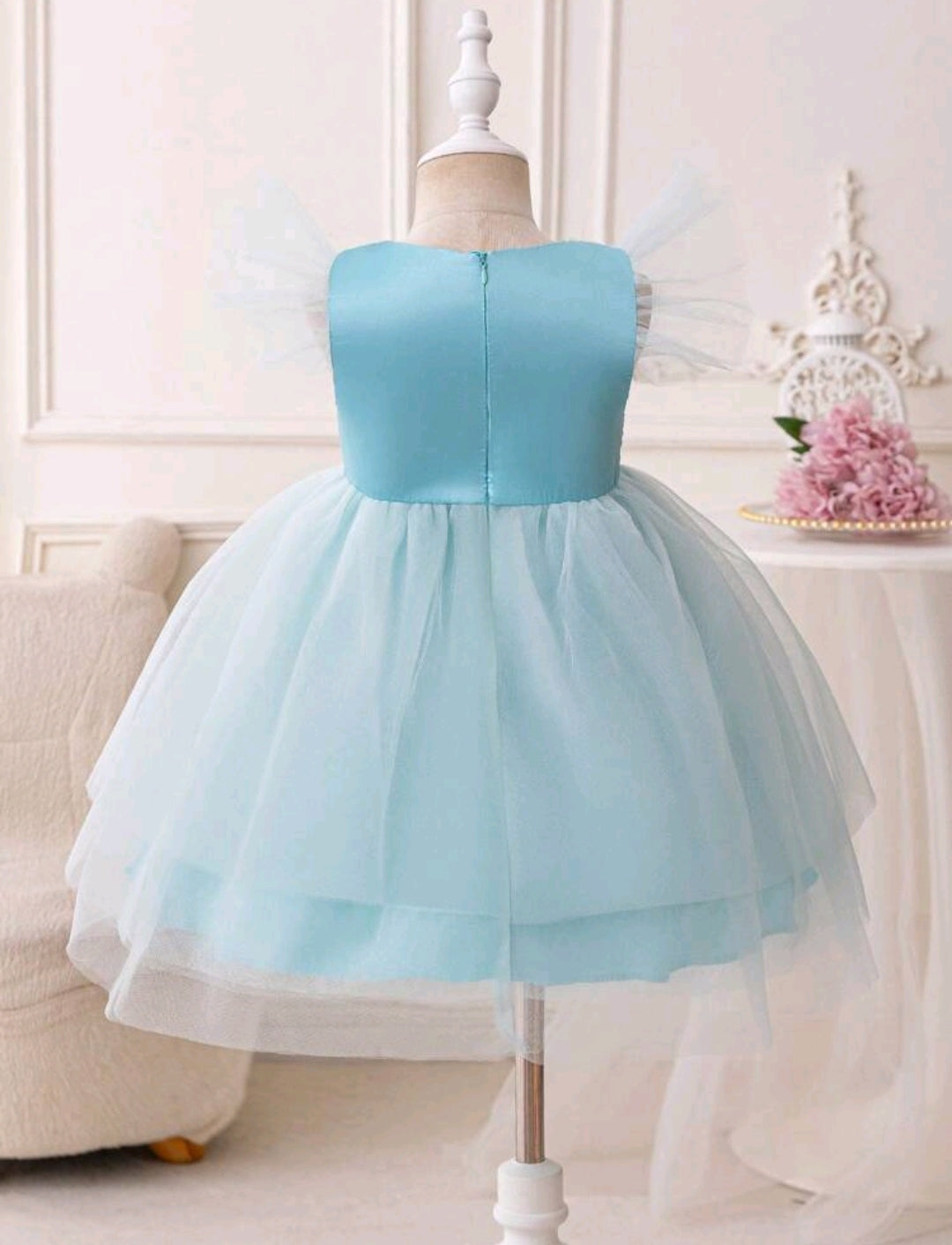 Vestido elegante con detalles en lentejuelas