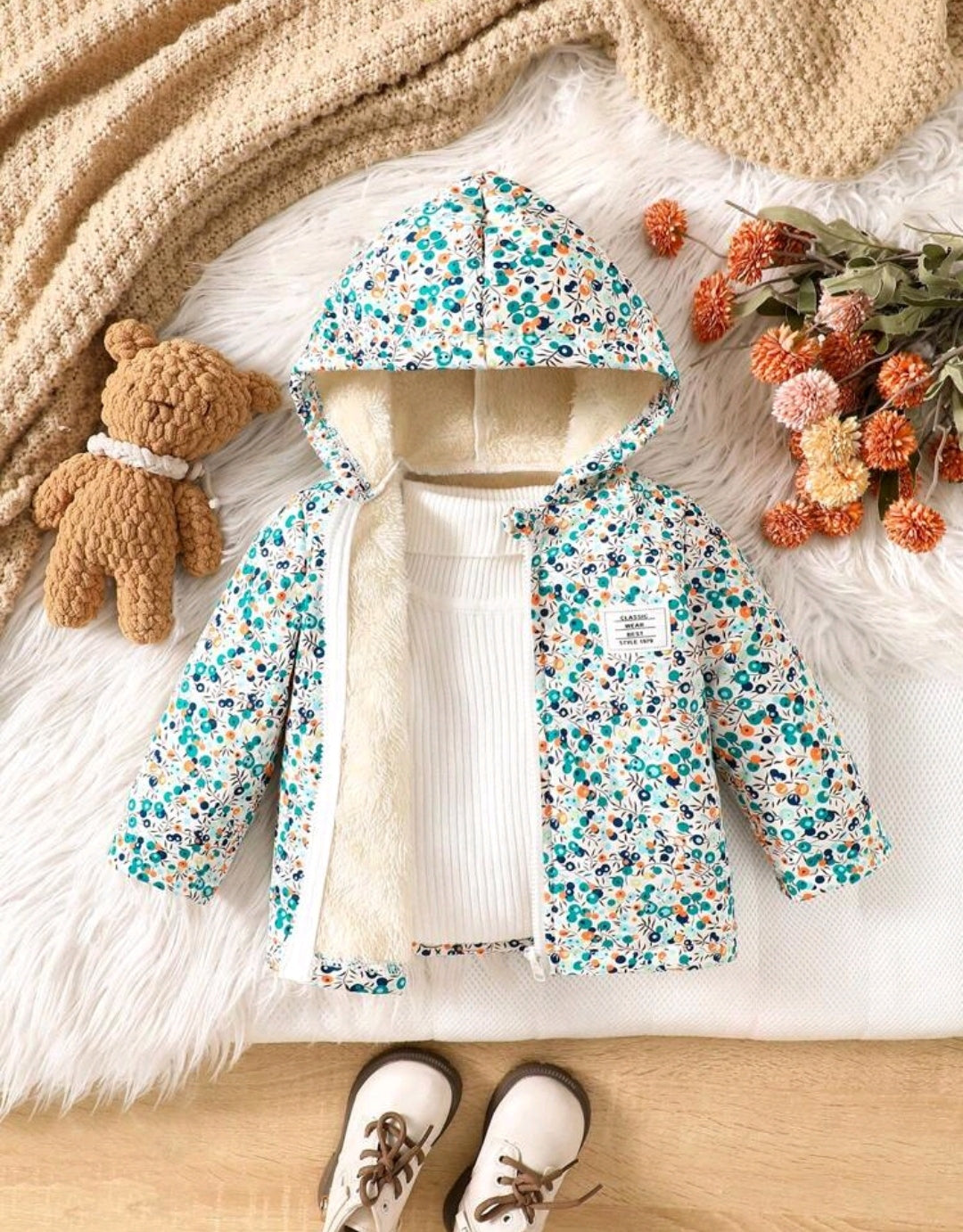 Abrigo con capucha frizado por dentro