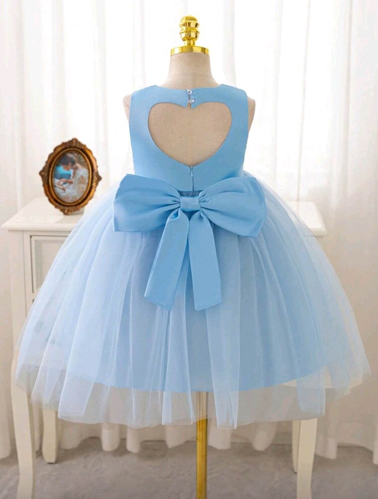 Vestido elegante con tul y detalle en moño