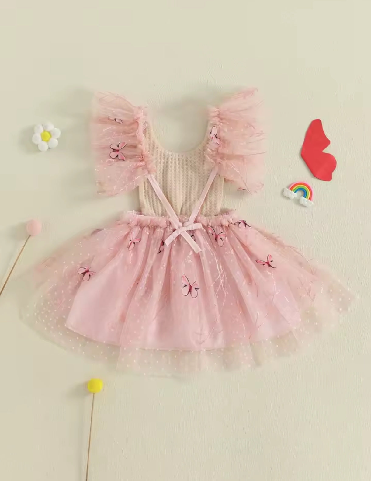 Vestido con bordados de mariposas