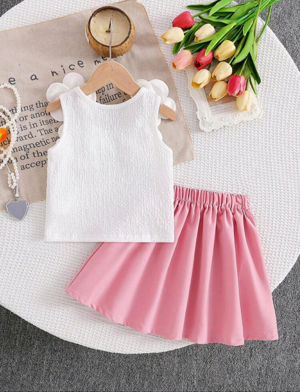 Blusa con detalles en flores 3D + falda plisada