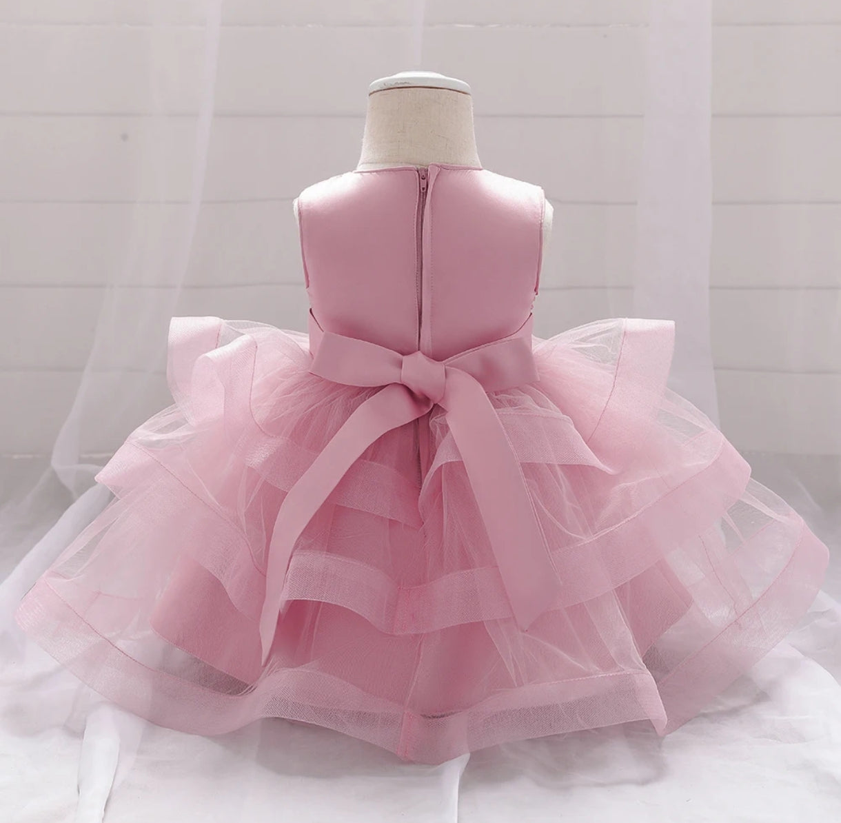 Vestido Elegante con detalles en lentejuelas y tul
