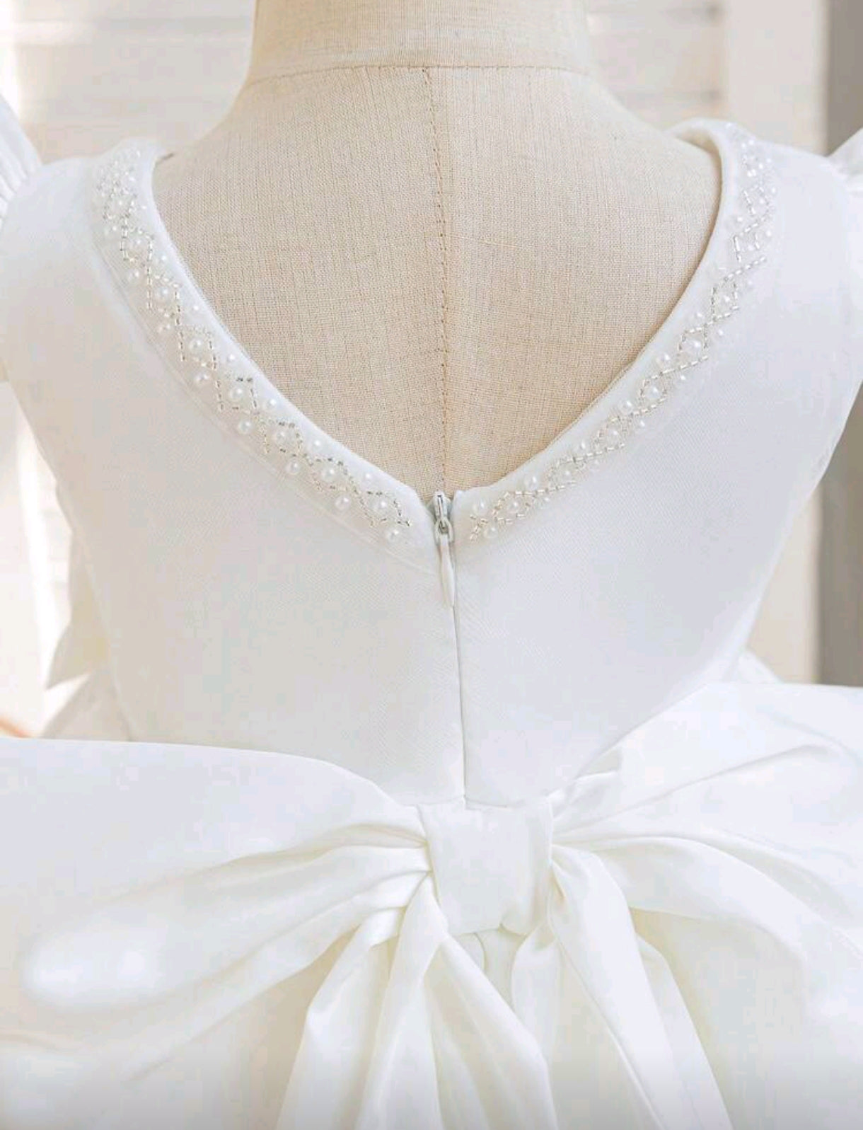 Vestido blanco de saten con detalles en perlitas