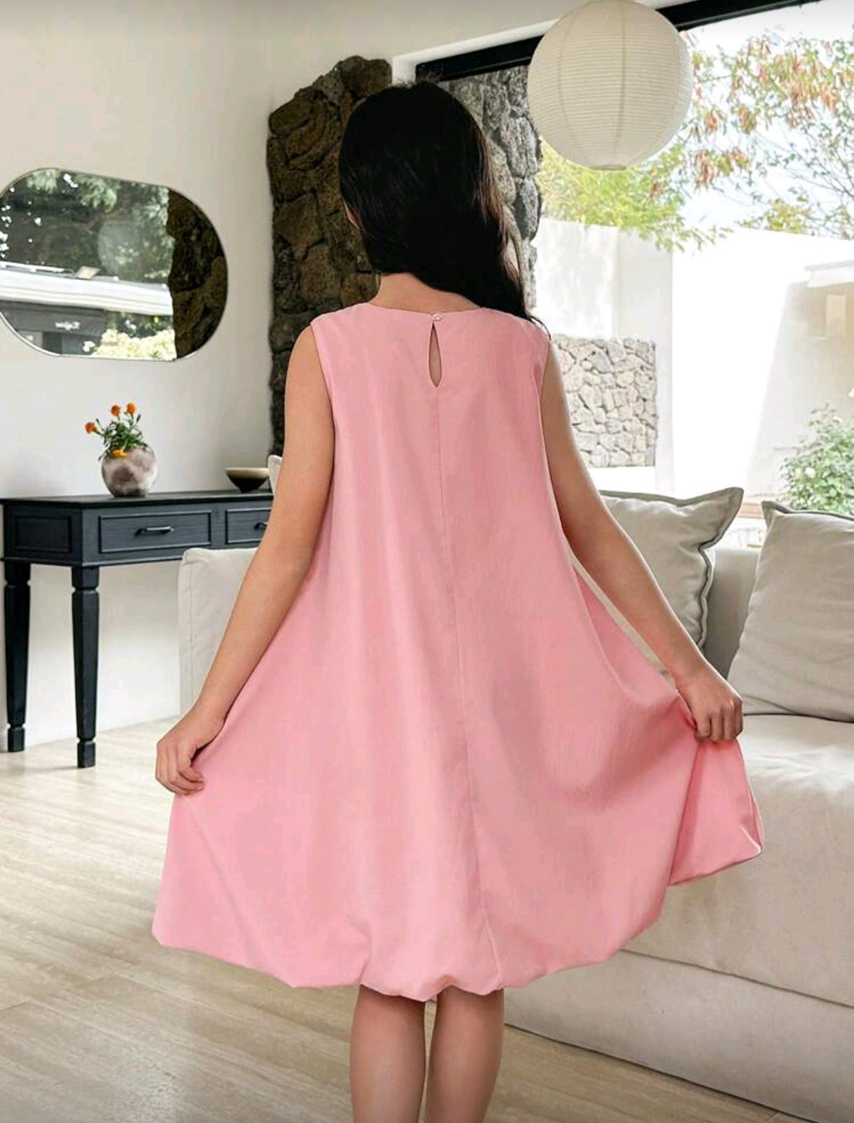 Vestido elegante sin mangas con detalles en moño