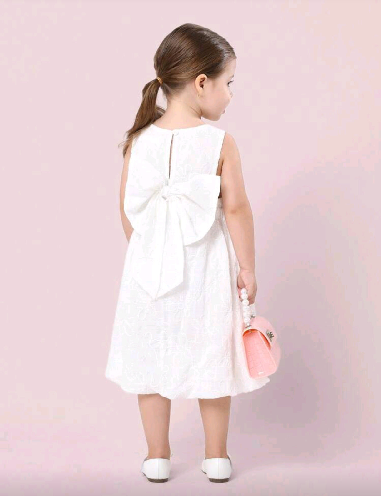 Vestido blanco tipo broderie con moño