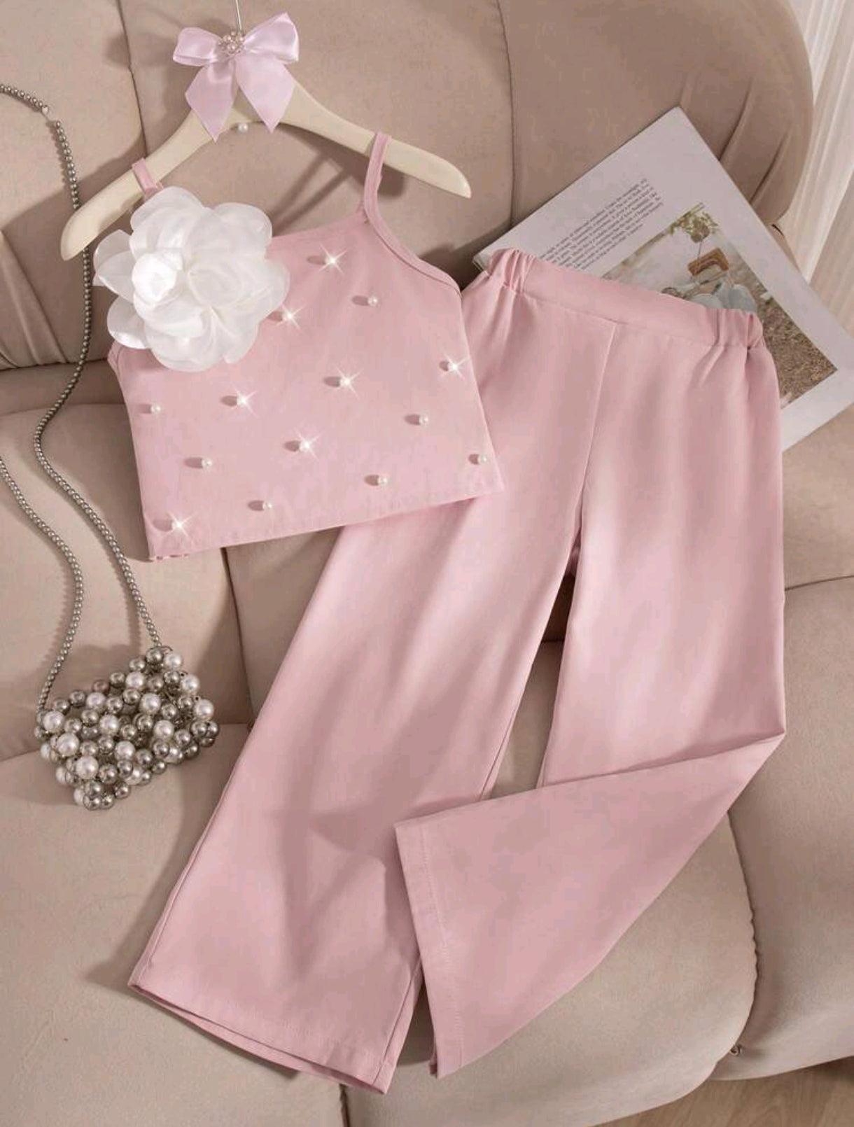 Blusa de tiritas con detalles en perlitas y flor 3D+ pantalón recto