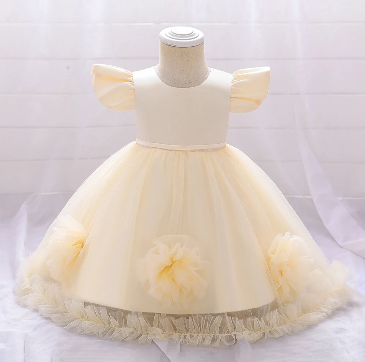 Vestido Elegante con mangas y detalles en flor