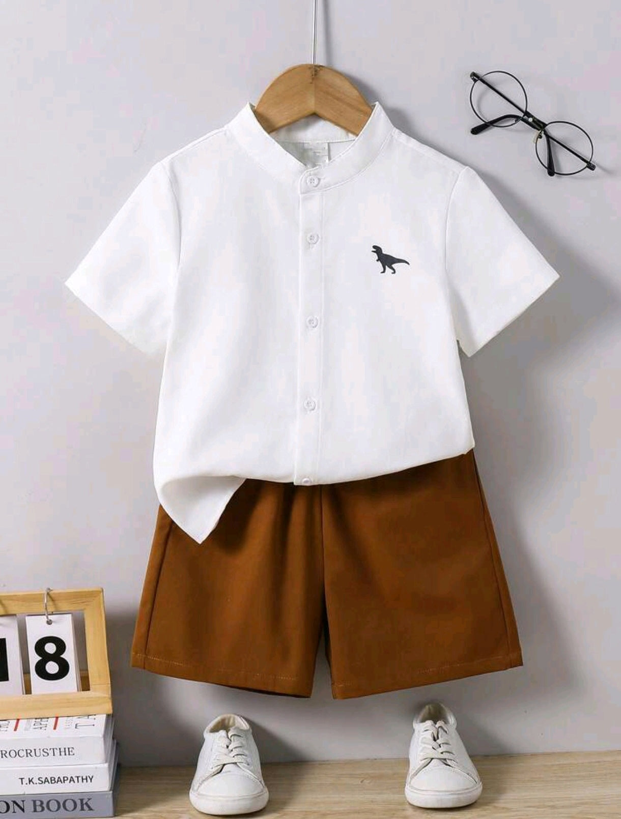 Camisa con diseño de Dino + short