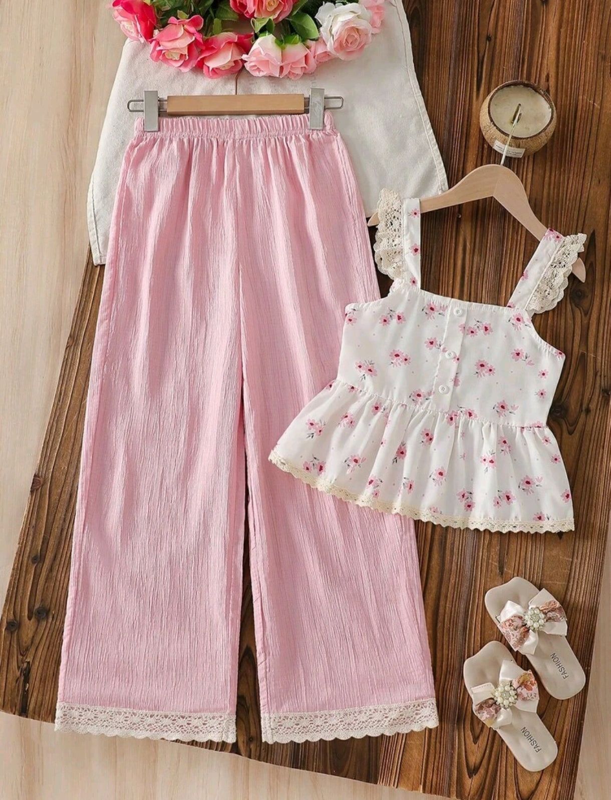 Blusa de tiritas con estampa de flores + pantalón rosa
