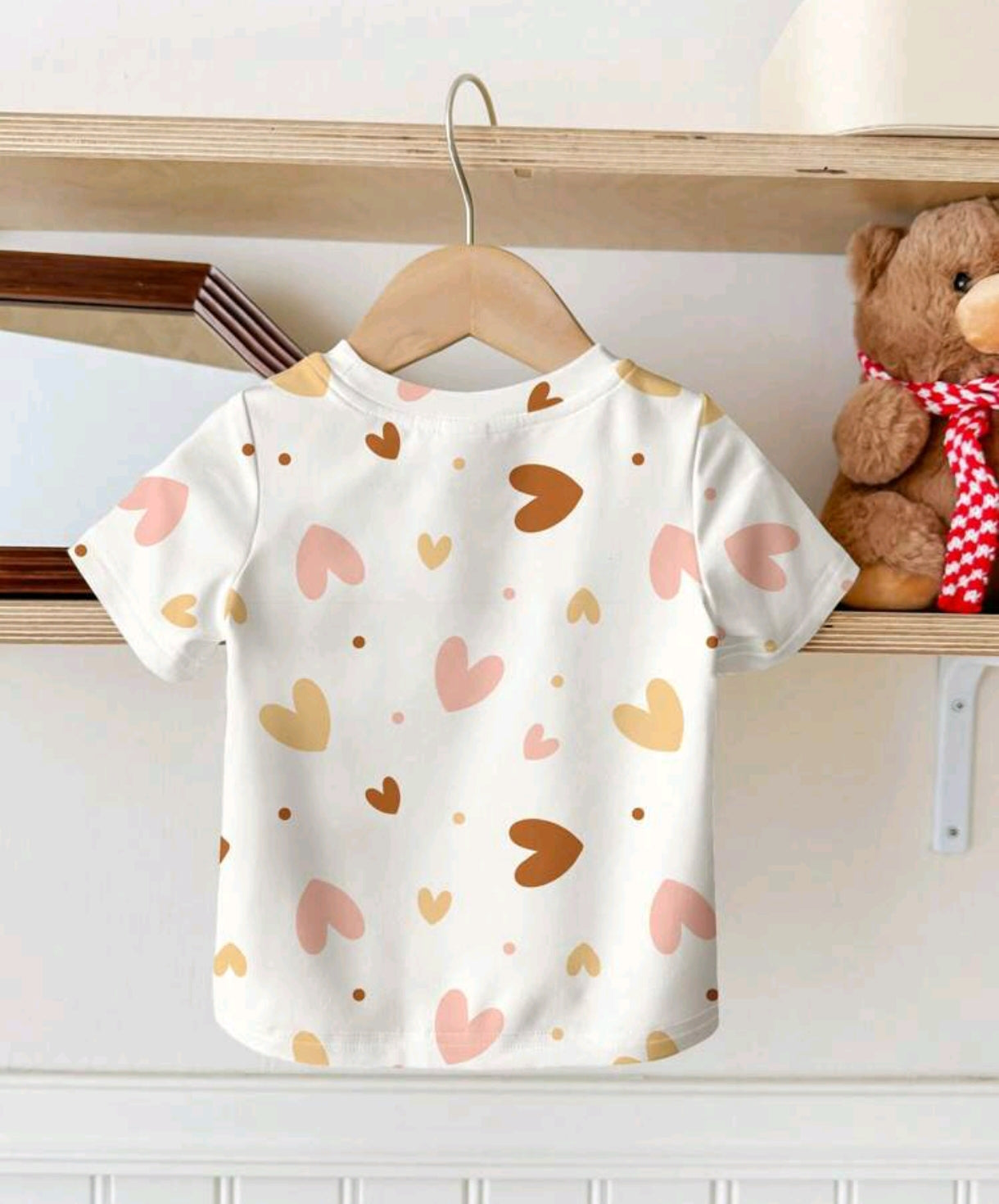 Blusa blanca con estampa de corazón