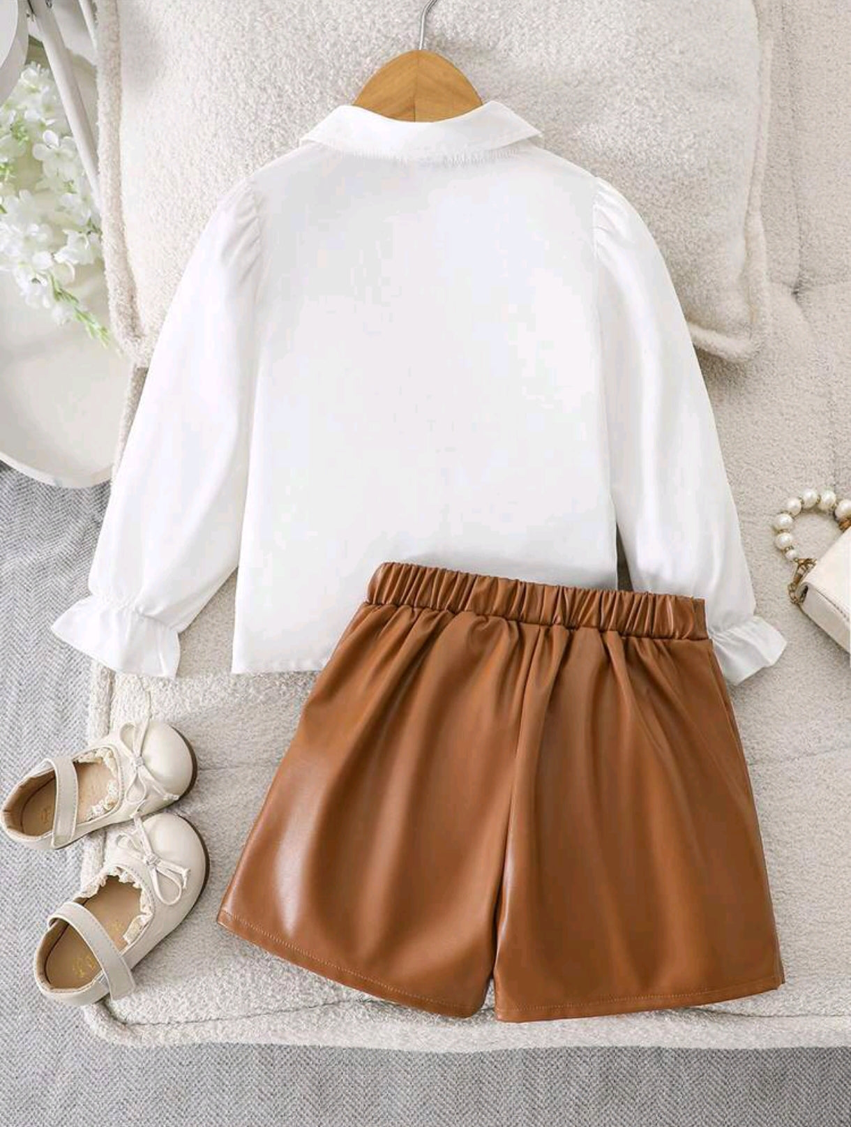 Camisa mangas largas + short pollera de cuerina