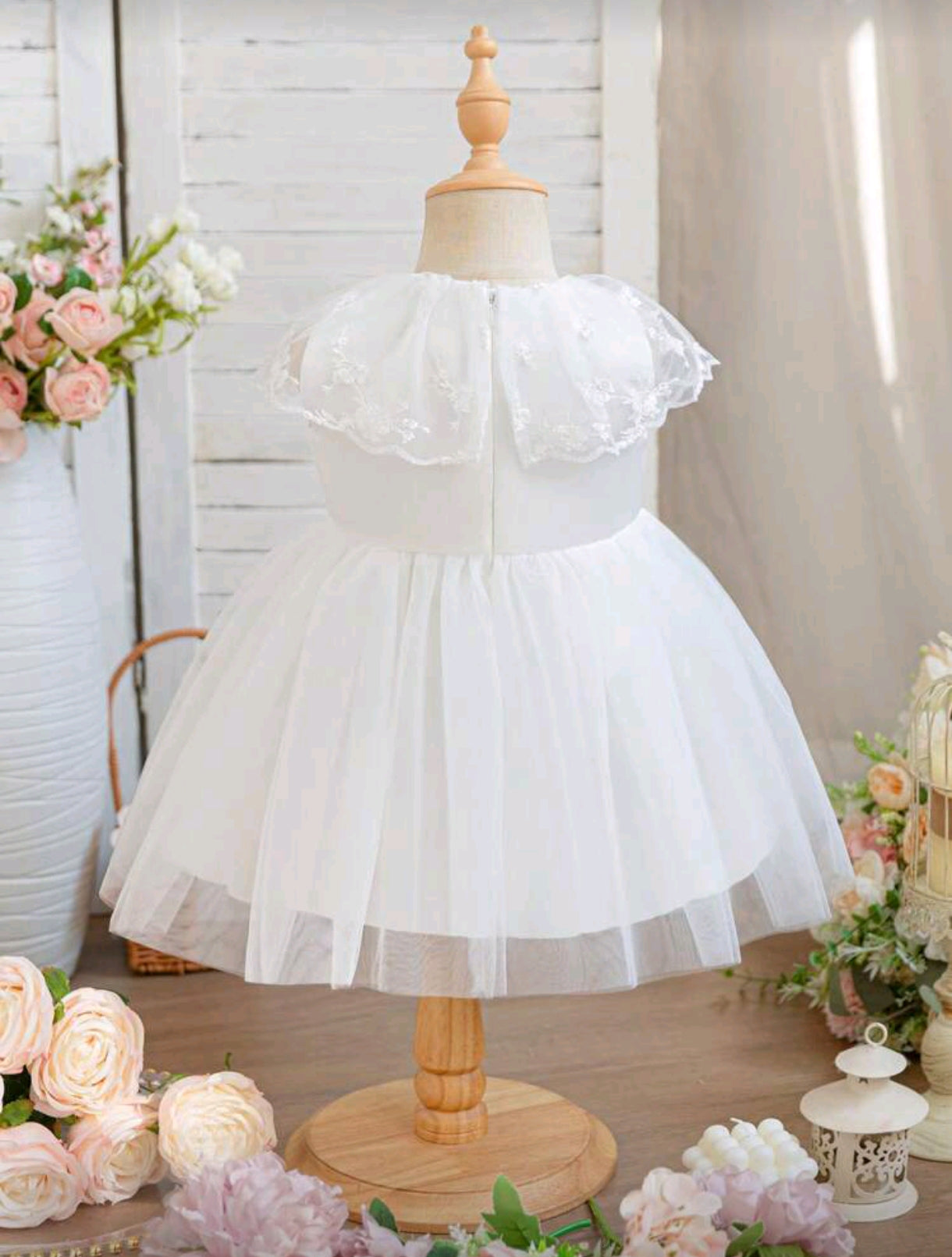 Vestido blanco bebe con cuello de renda