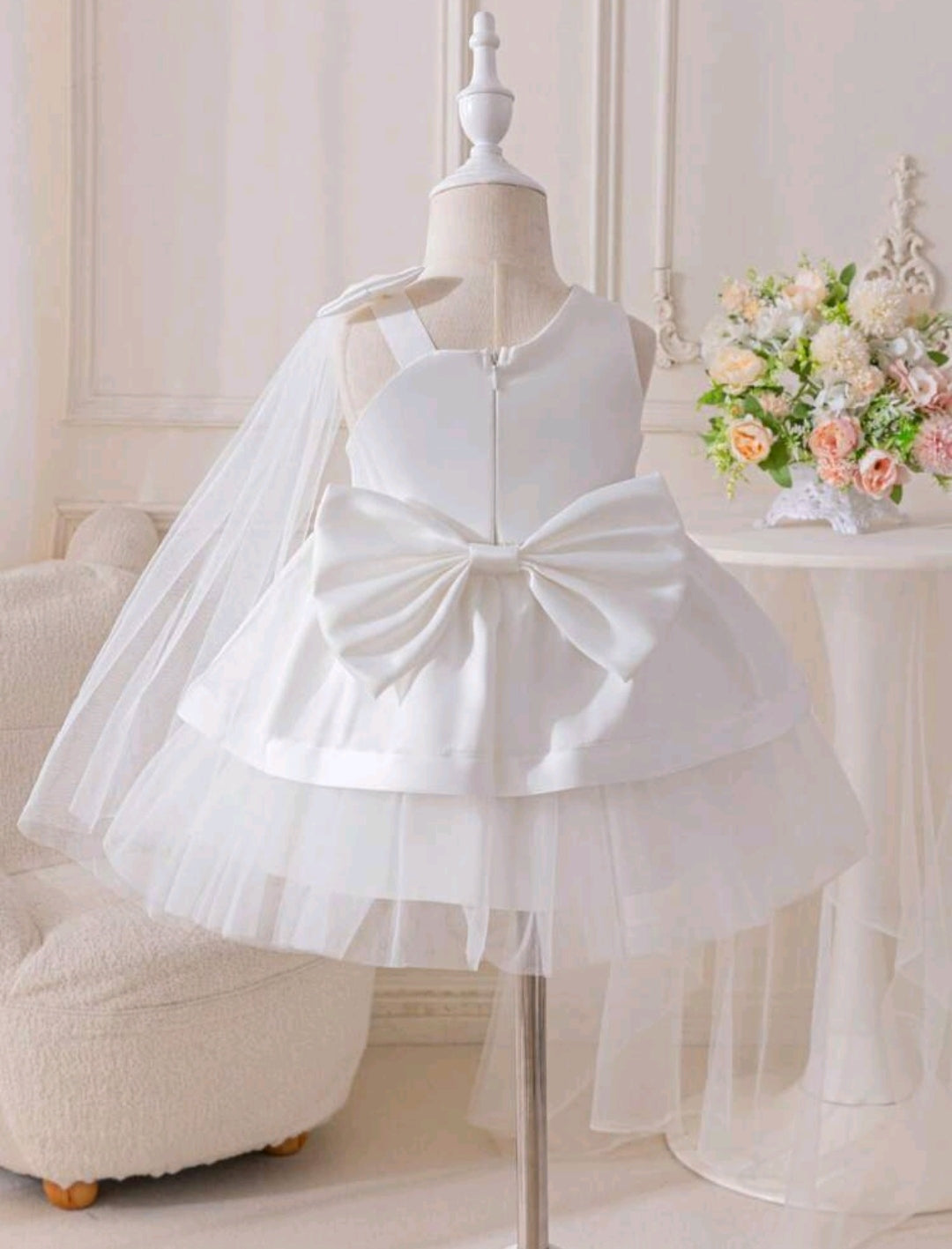 Vestido blanco de mangas asimétrica y tul