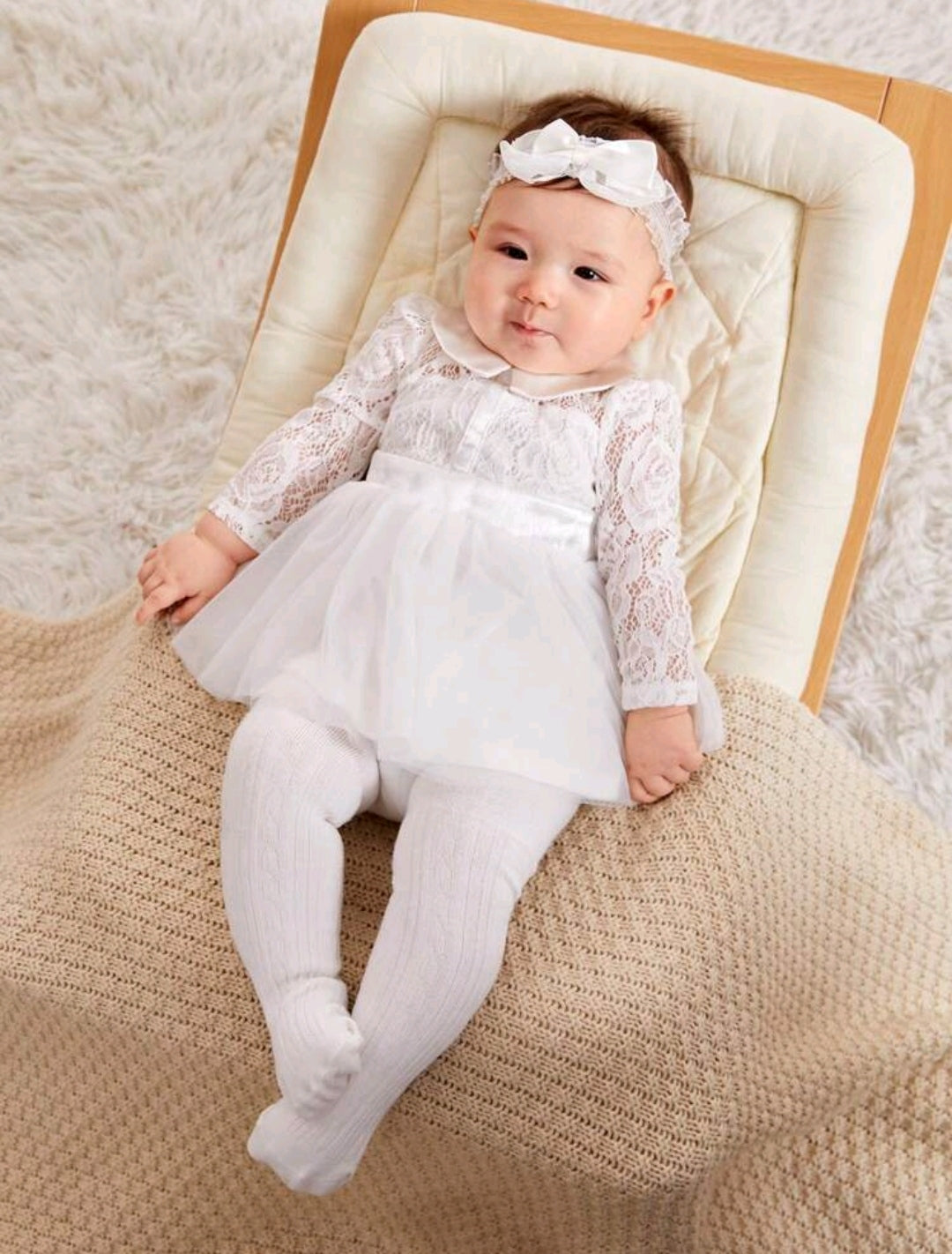 Vestido bebé blanco con mangas de renda