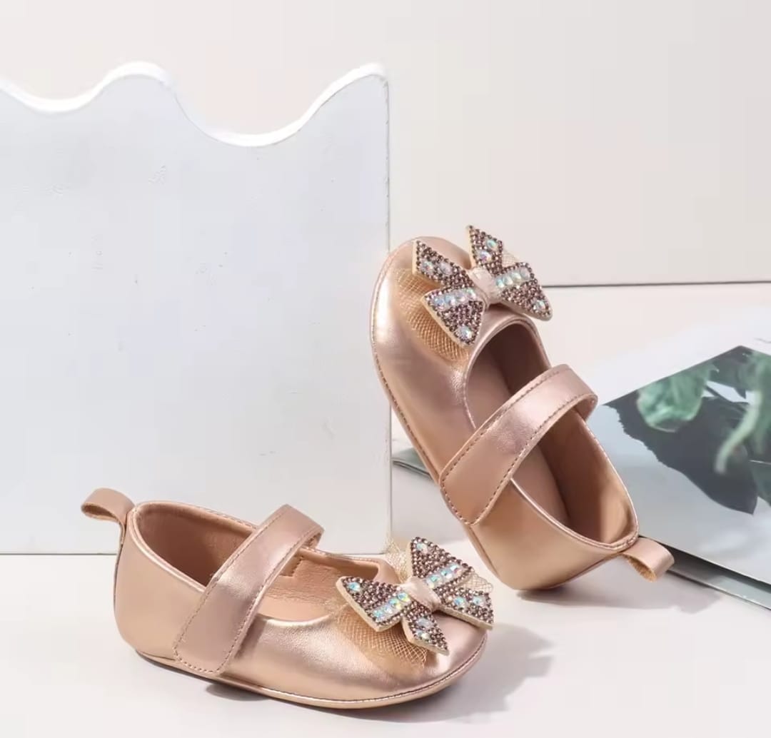 Acc. Zapatito suela engomada con detalles en moño y brillos