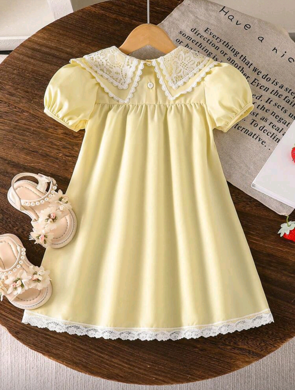 Vestido con mangas y renda