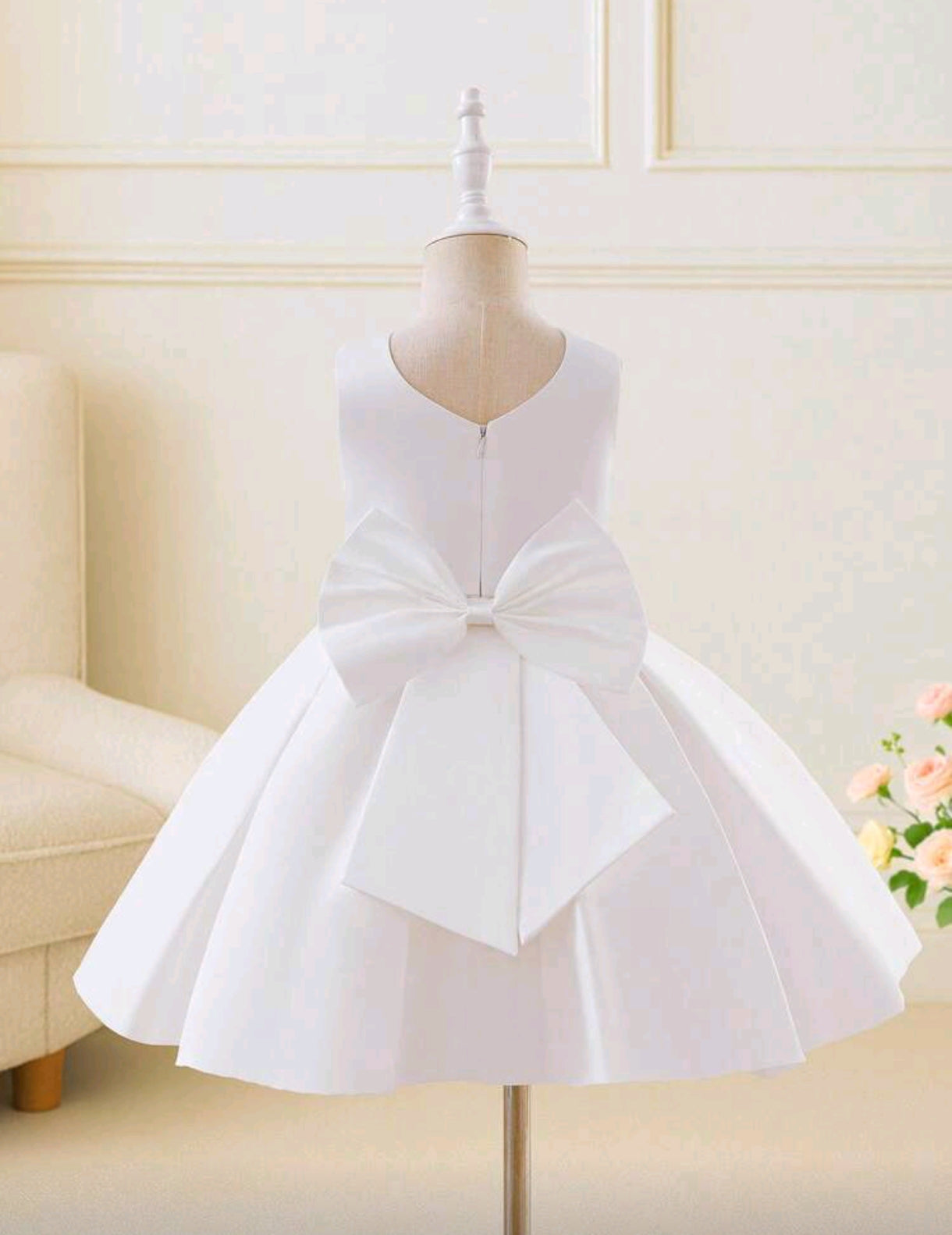 Vestido blanco sin mangas con detalles en moño