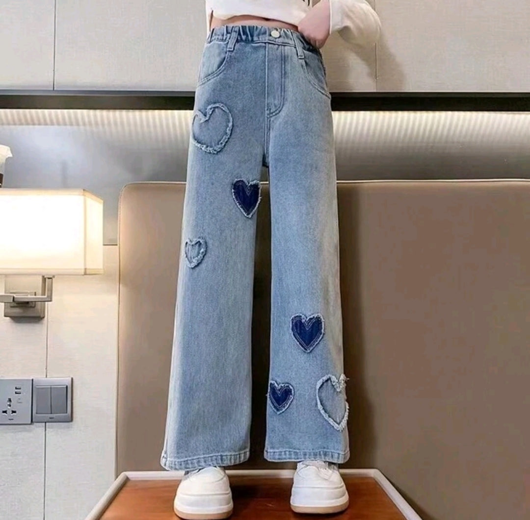 Pantalón de jeans con detalles de corazón