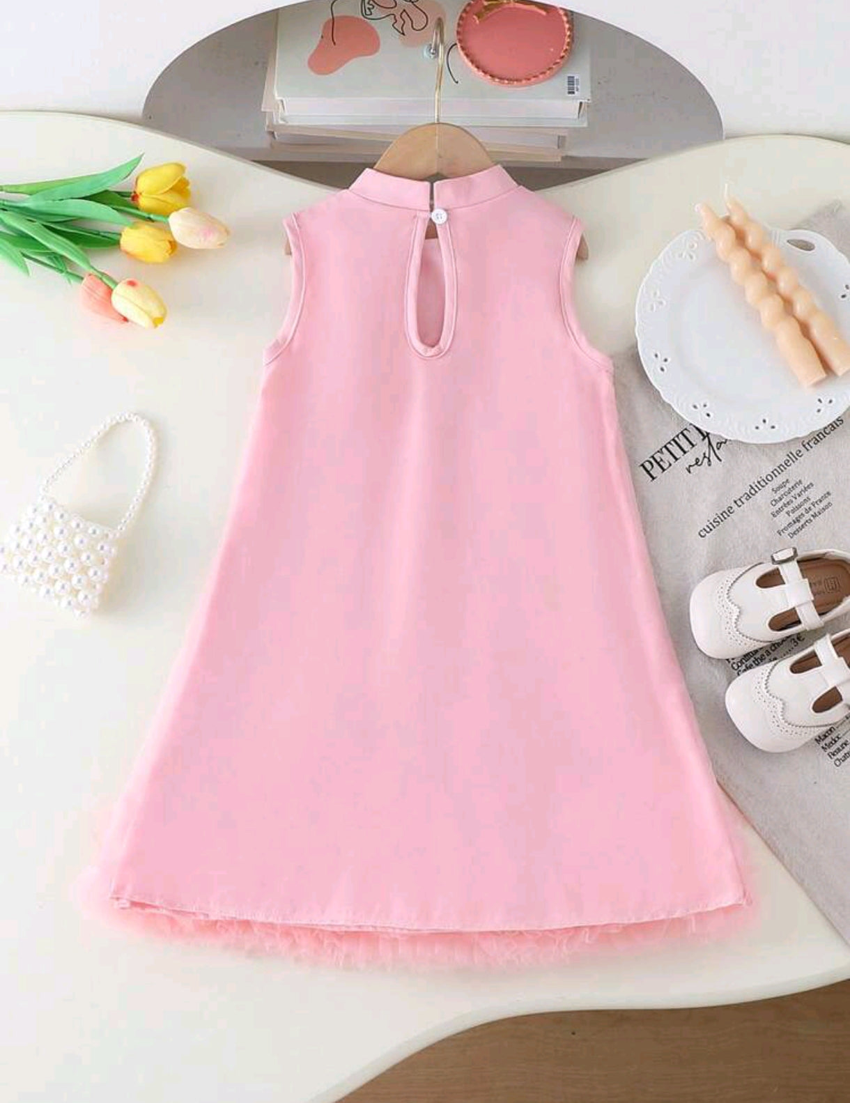 Vestido sin mangas con moño y detalles en perlitas