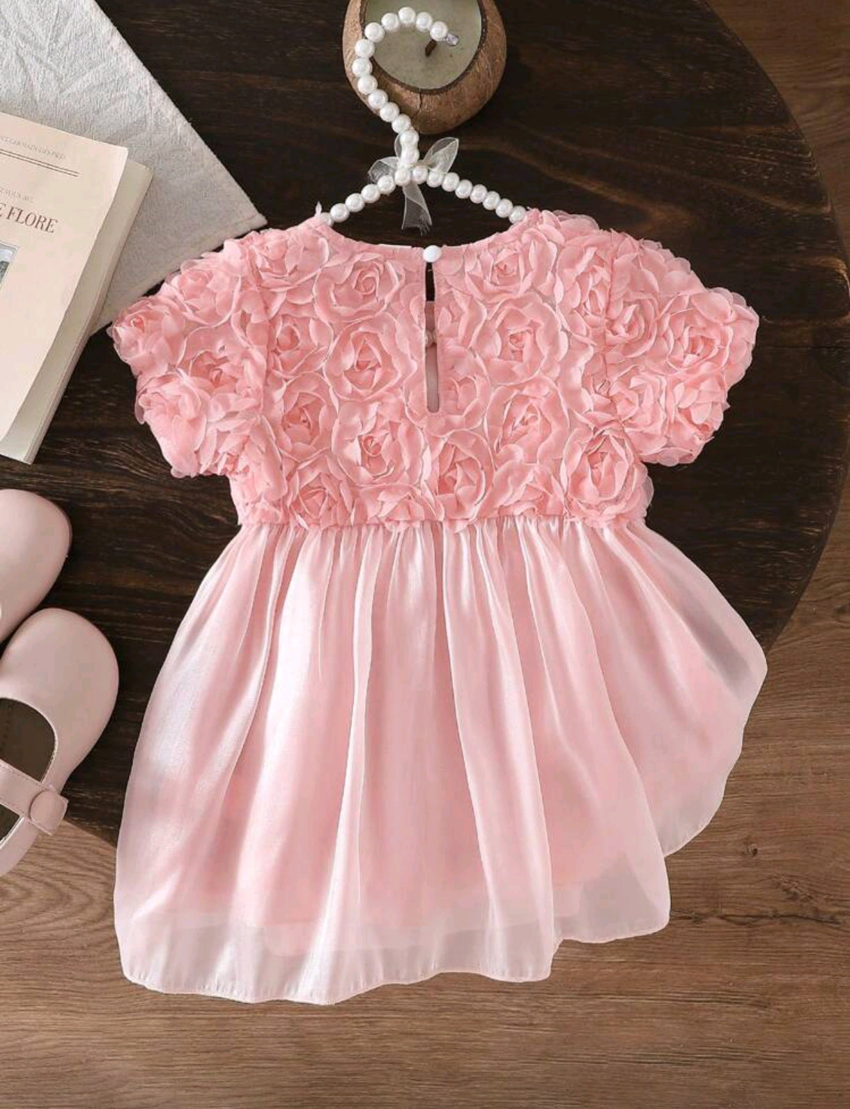 Vestido bebe elegante con diseños de flores