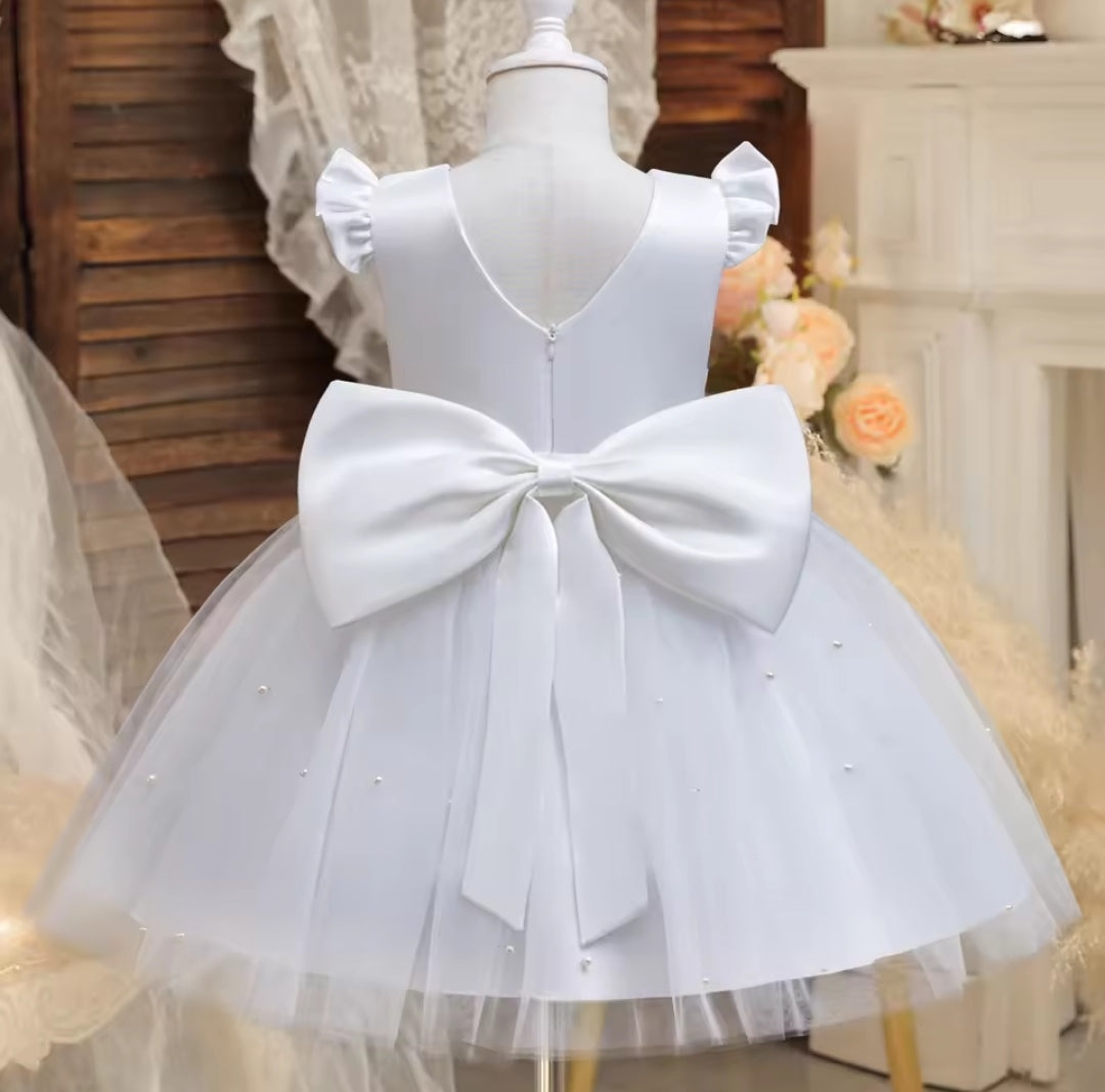 Vestido blanco de tul con detalles en perlitas