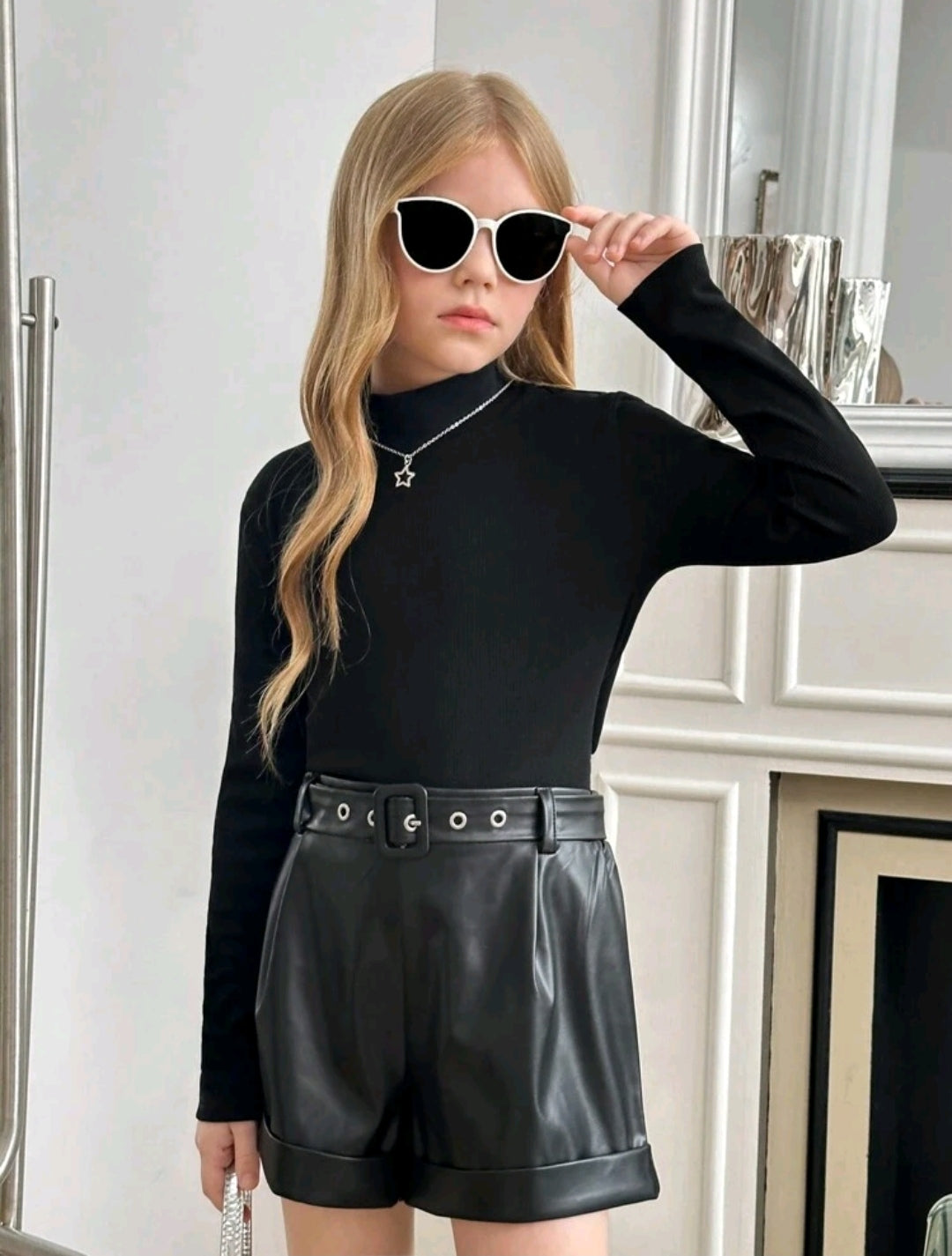 Mangas largas + short cuerina ( no incluye cinto )