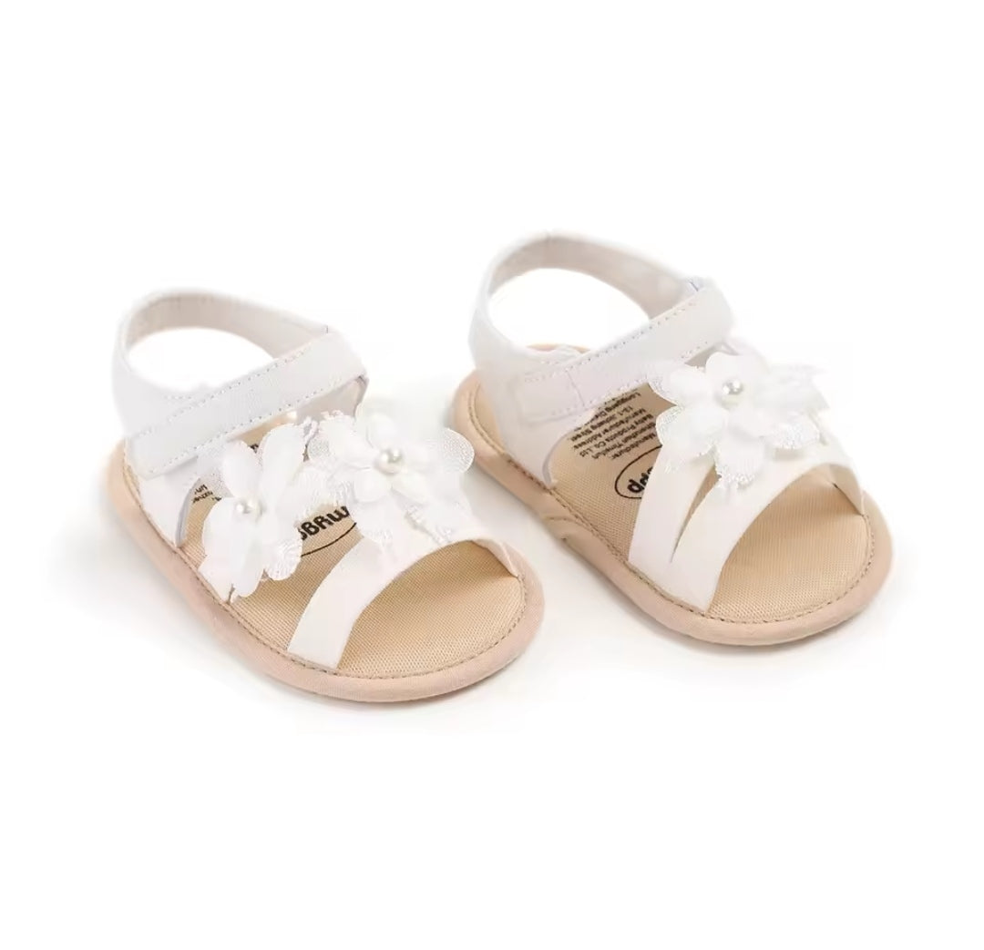 Acc. Sandalia par a bebé con detalles en flores suela suave