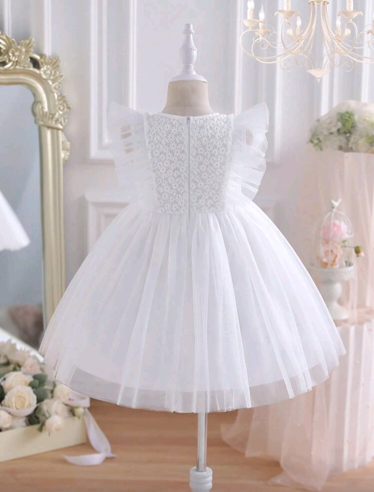 Vestido blanco con tul y renda