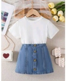 Remera lisa+ falda de jeans