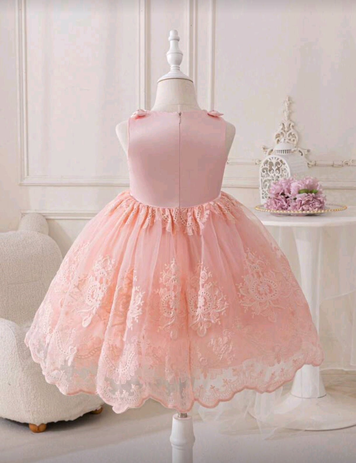 Vestido elegante con detalles en renda