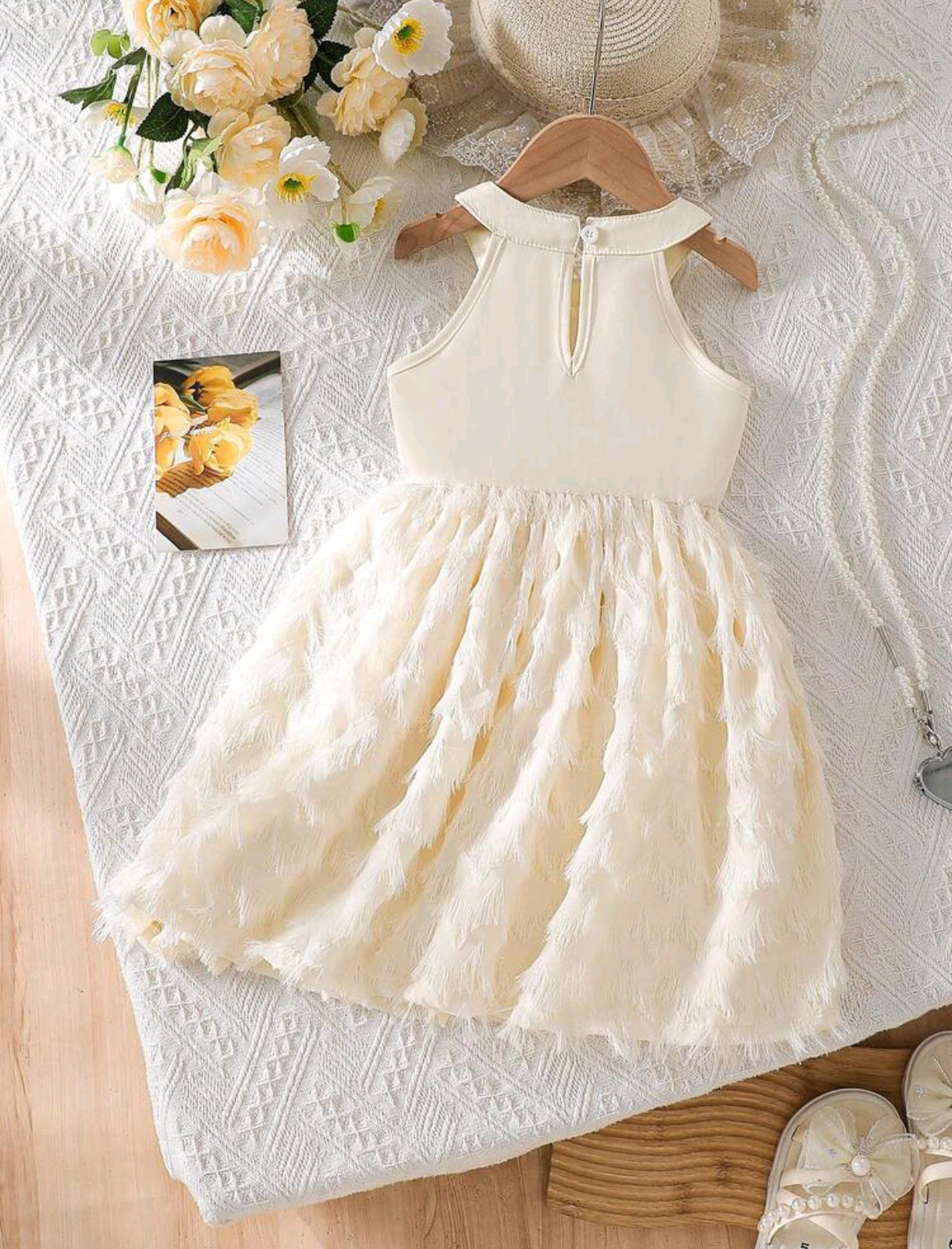 Vestido Chic sin mangas con detalle en flor en el no pecho