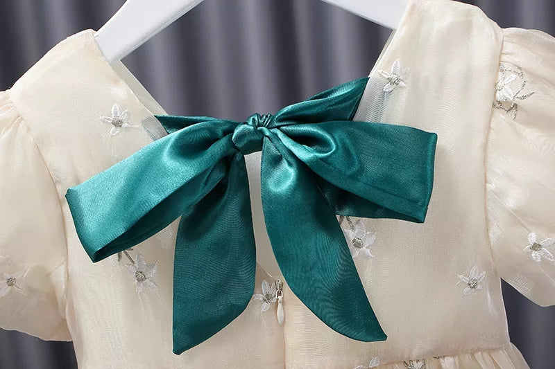 Vestido con brillo y lazo verde