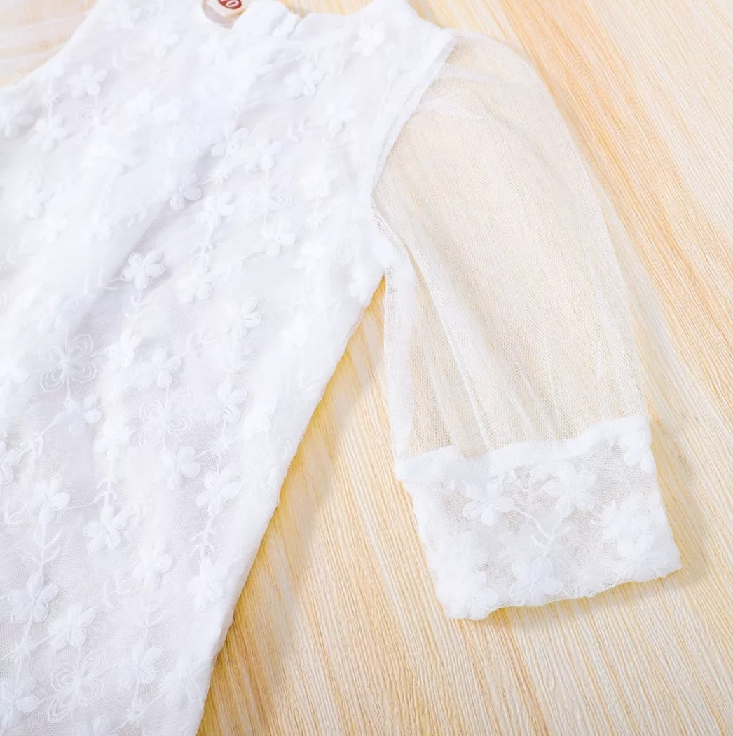 Vestido blanco con encajes y mangas transparentes