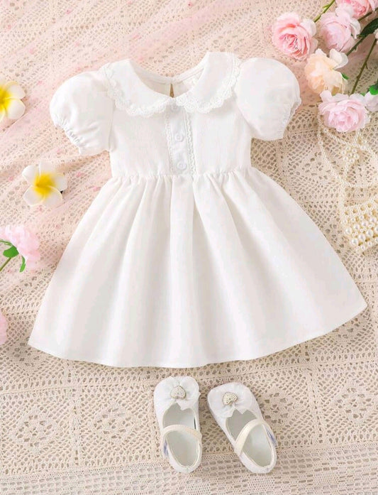 Vestido blanco con mangas abullonadas