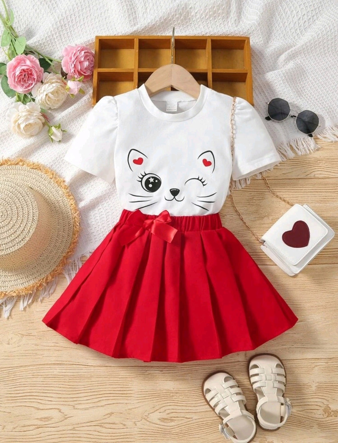 Remera con diseño de gatito + falda plisada