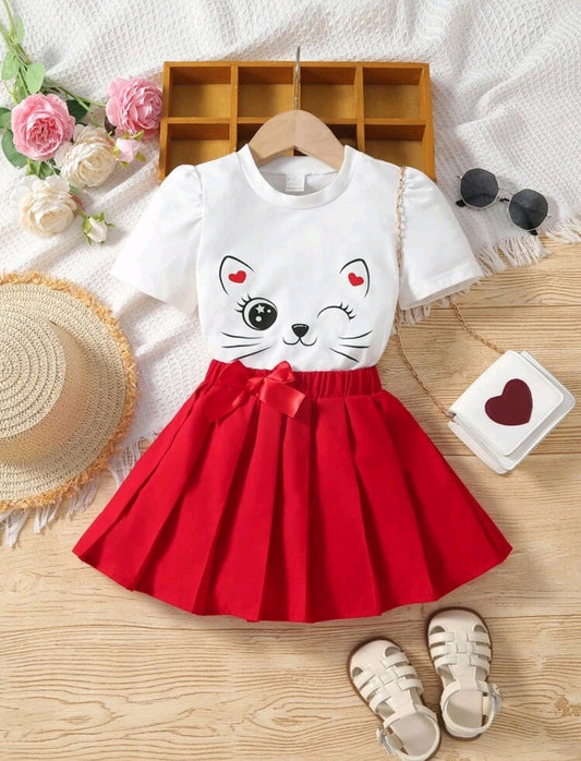 Remera con diseño de gatito + falda plisada